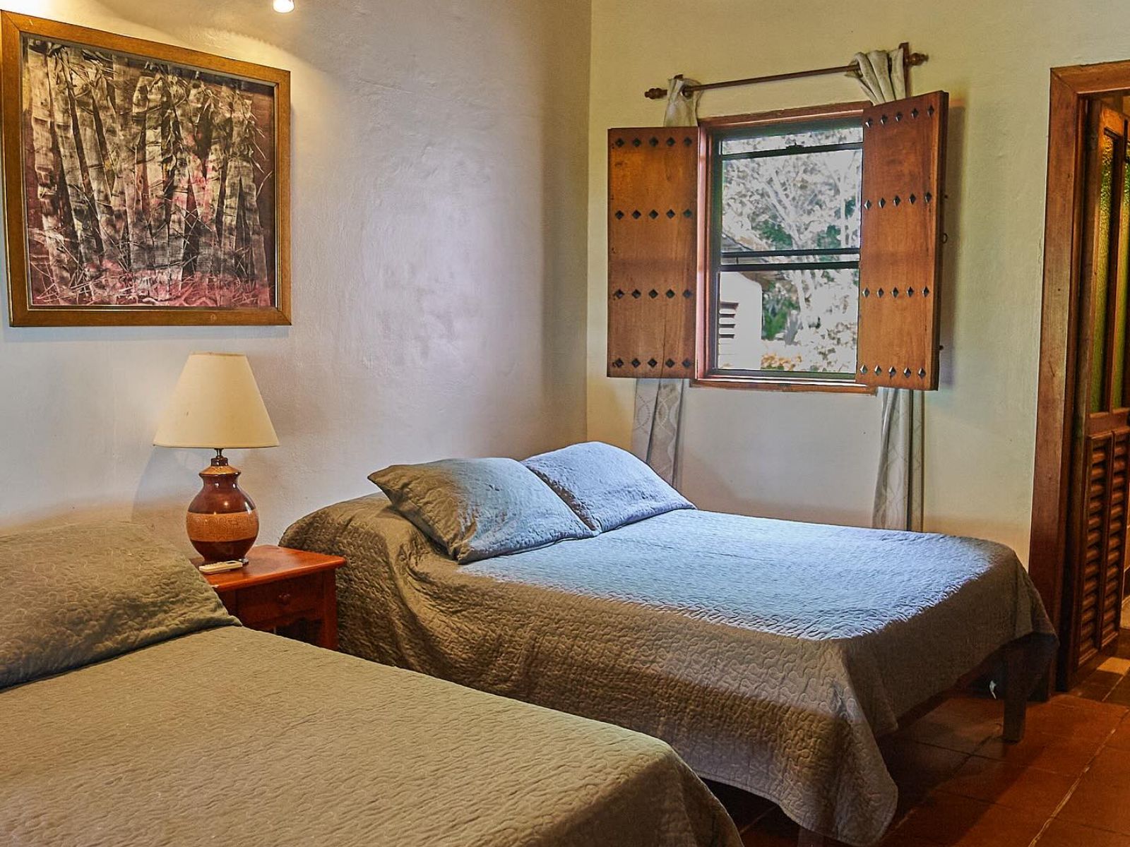 Rondreis Nicaragua, Ometepe, Finca San Juan de la Isla, kamer met bedden