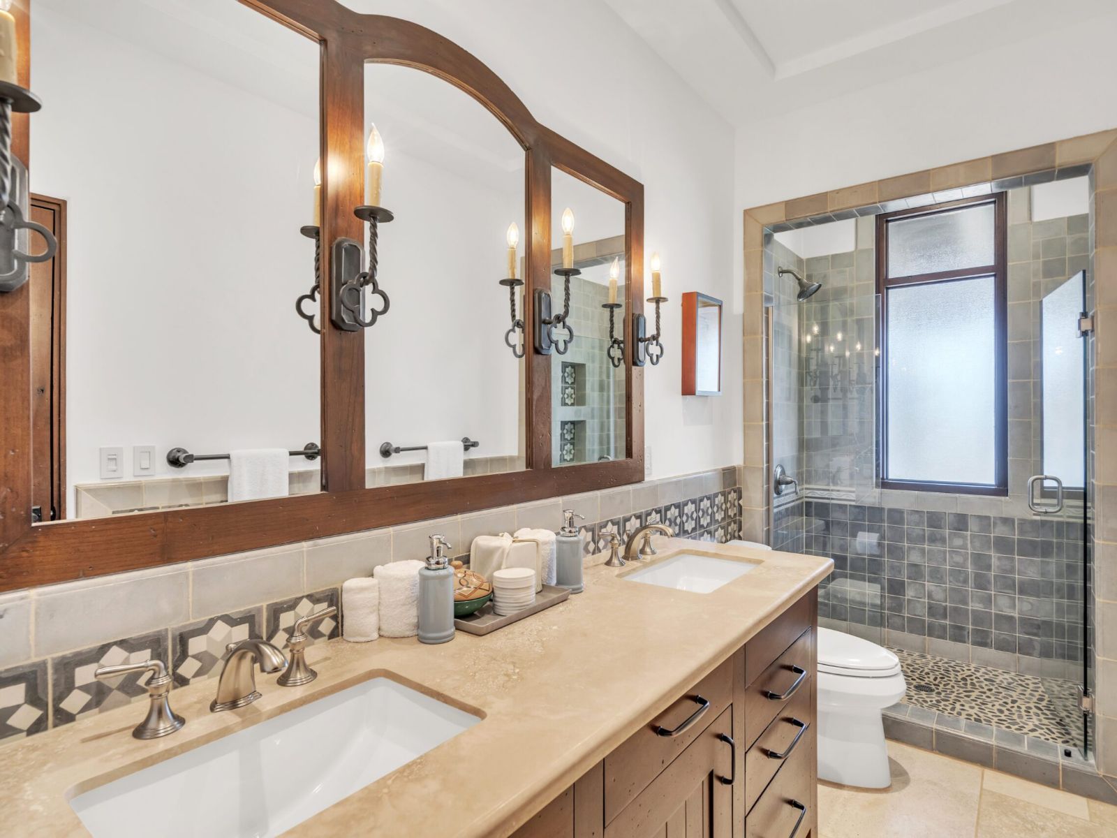 Rondreis Nicaragua, Popoyo, Rancho Santana, Deluxe Friends and Family Suite badkamer met inloopdouche en toilet