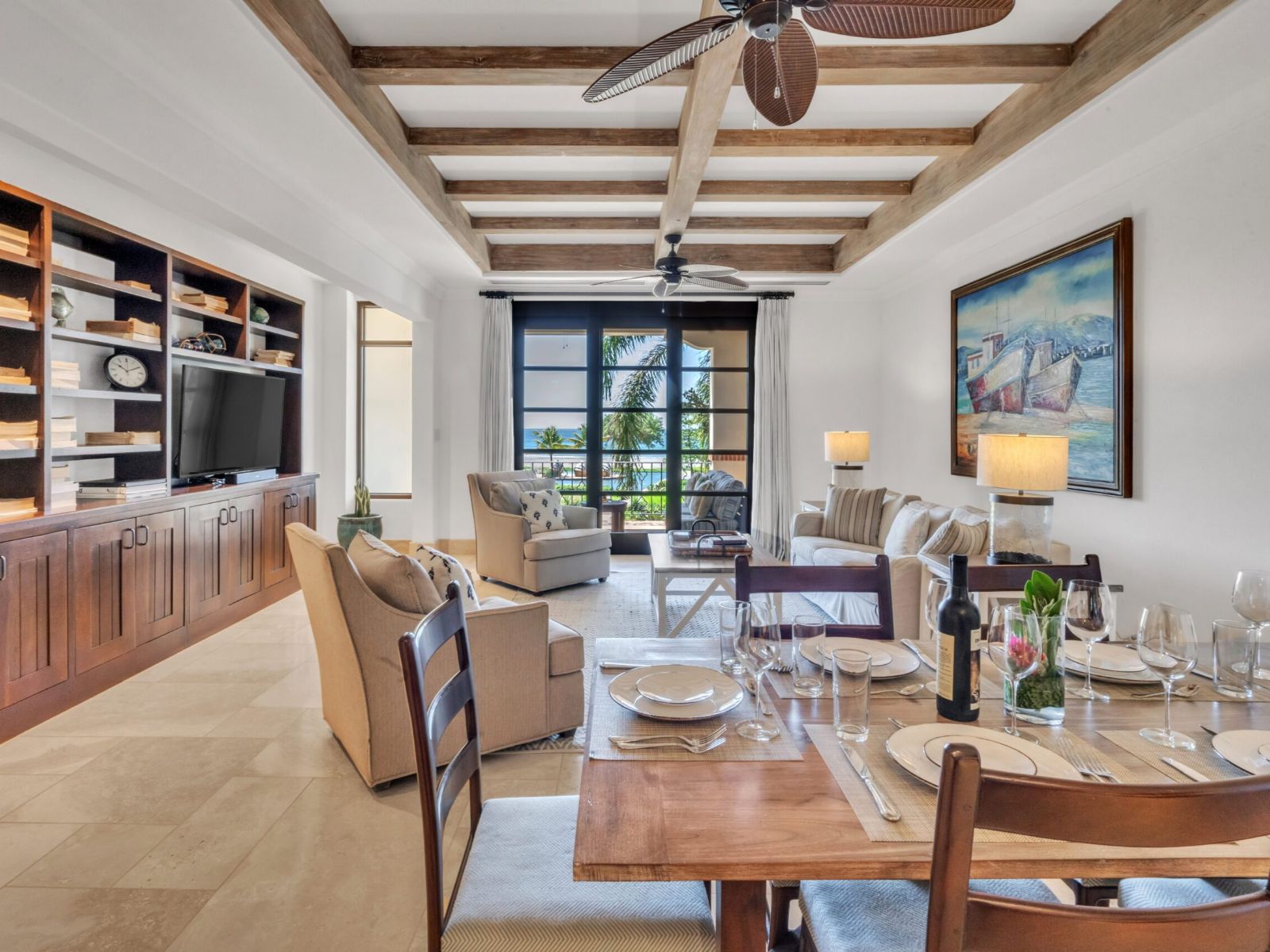 Rondreis Nicaragua, Popoyo, Rancho Santana, Deluxe Friends and Family Suite zitgedeelte met eettafel en bank
