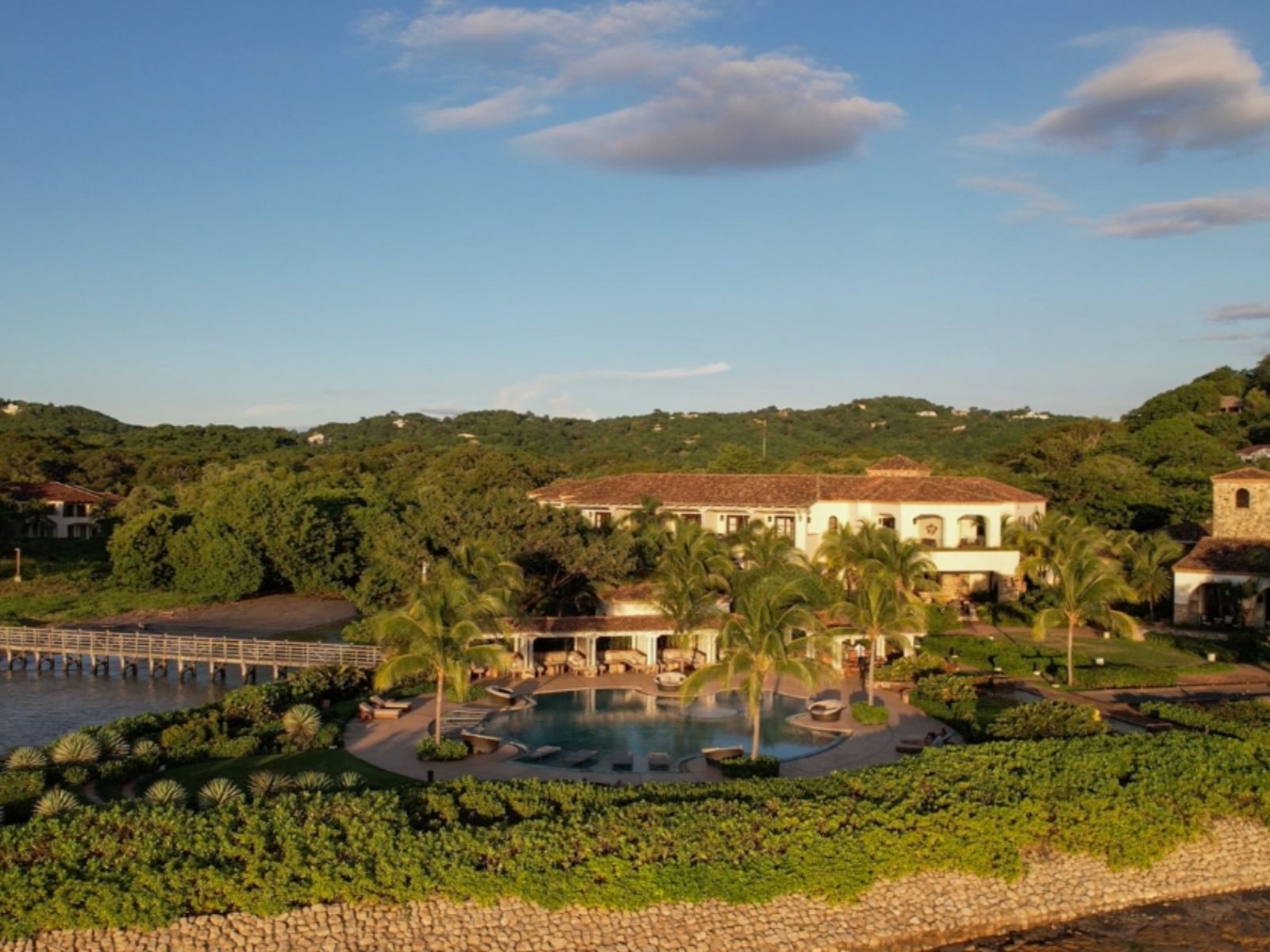 Rondreis Nicaragua, Popoyo, Rancho Santana, zijaanzicht met zwembad en resort