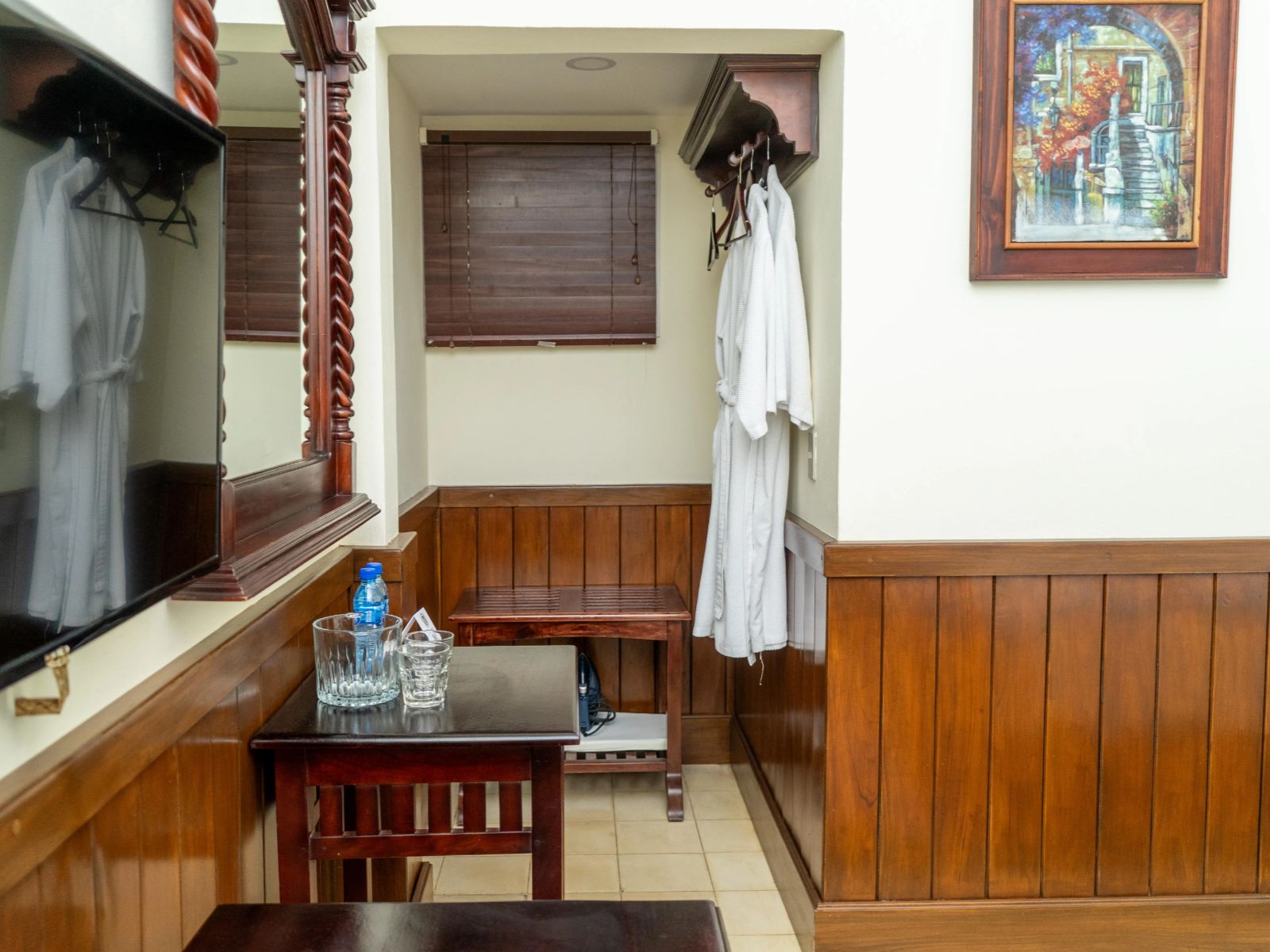 Rondreis Nicaragua, San Juan del Sur, Hotel Victoriano, standard double room zijaanzicht met kapstok en tafeltje