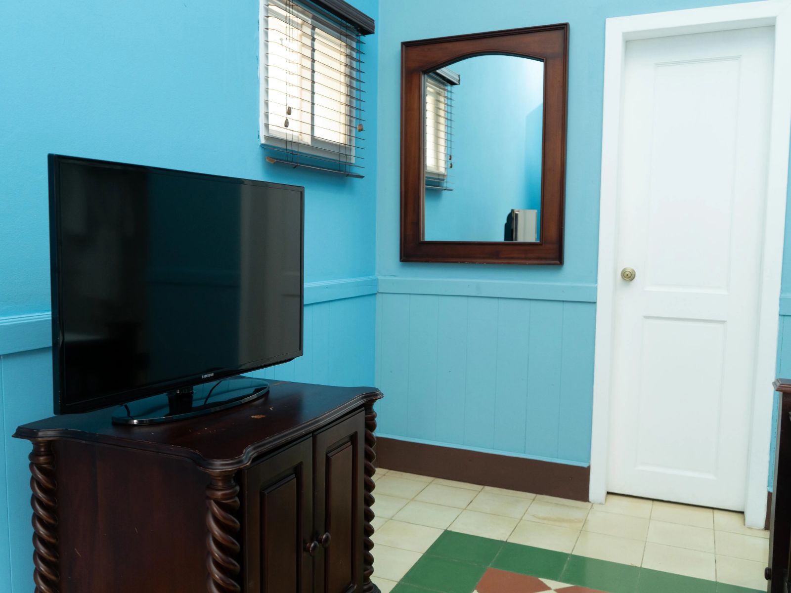 Rondreis Nicaragua, San Juan del Sur, Hotel Victoriano, standard twin room tv met kastje
