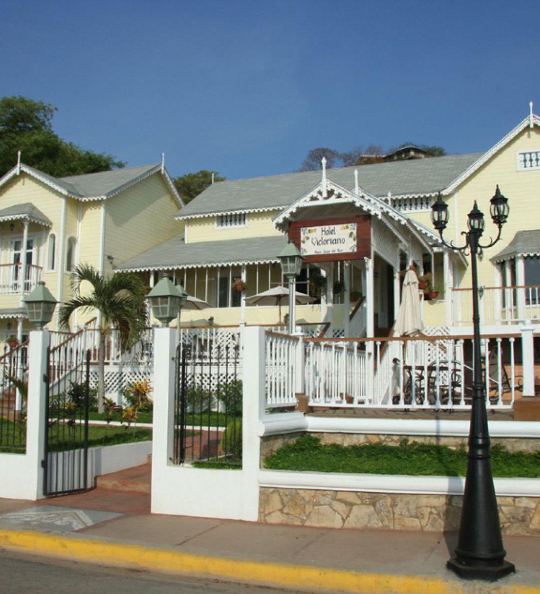 Rondreis Nicaragua, San Juan del Sur, Hotel Victoriano, voorkant van het hotel