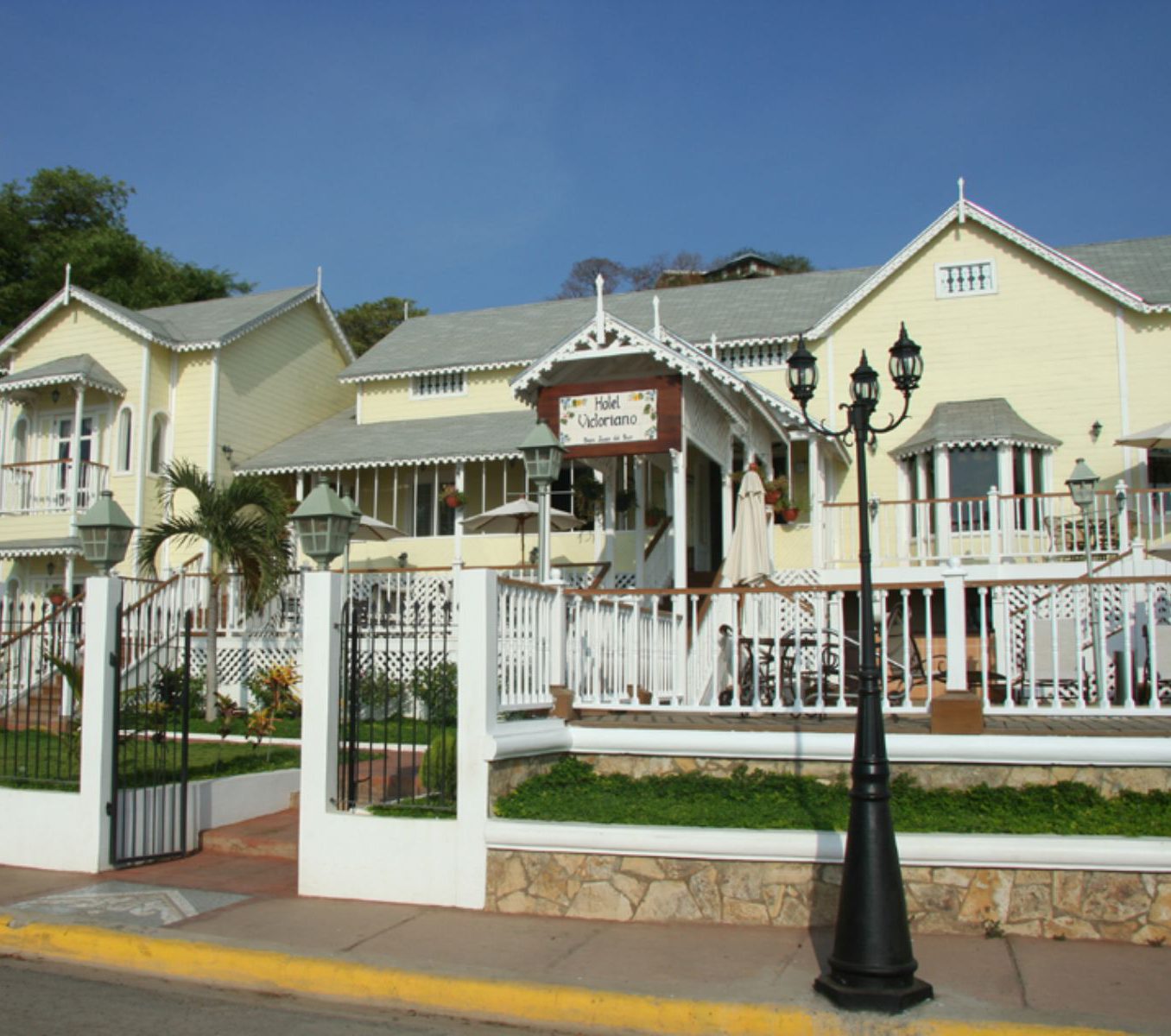 Rondreis Nicaragua, San Juan del Sur, Hotel Victoriano, voorkant van het hotel