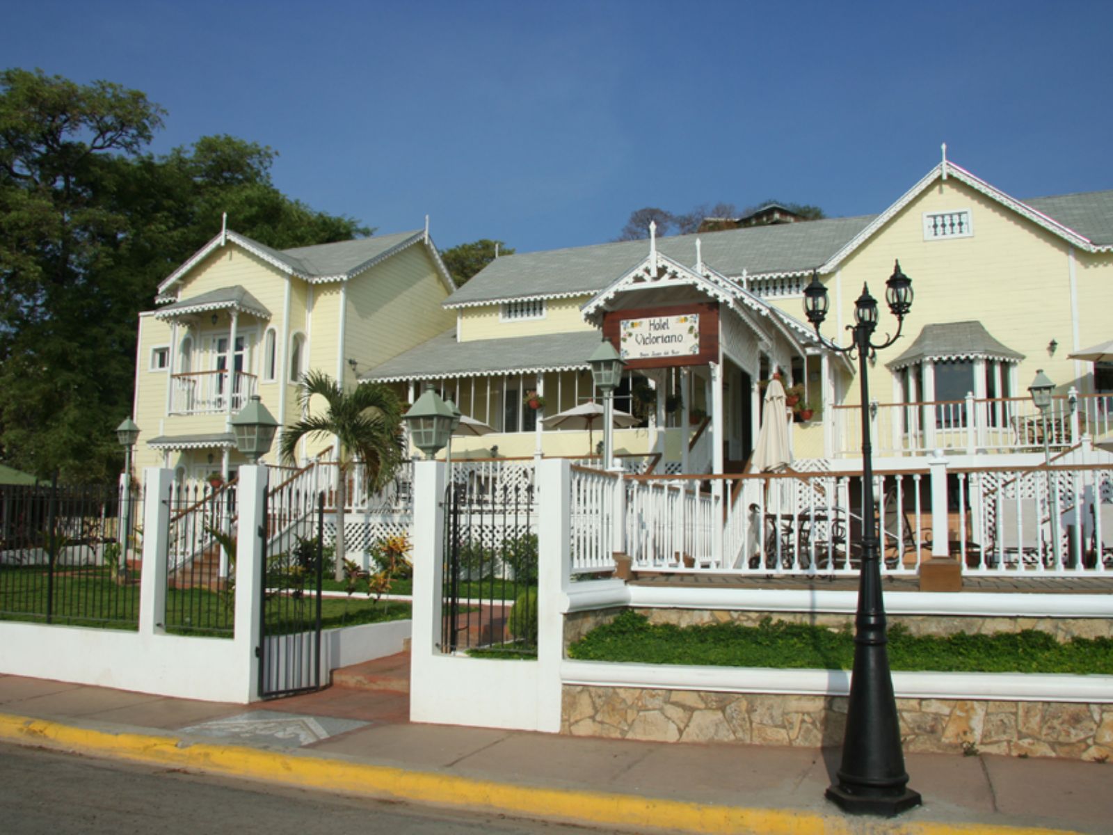 Rondreis Nicaragua, San Juan del Sur, Hotel Victoriano, voorkant van het hotel