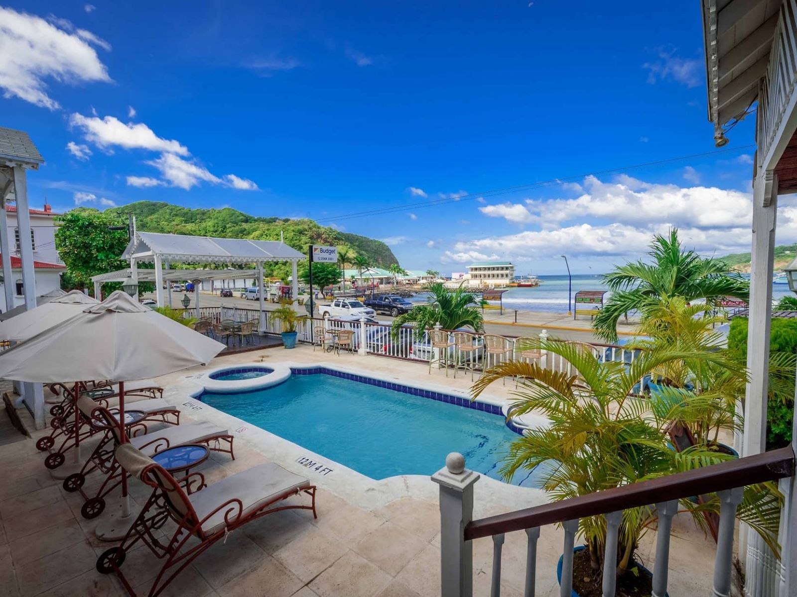 Rondreis Nicaragua, San Juan del Sur, Hotel Victoriano, zwembad met ligstoelen en parasols