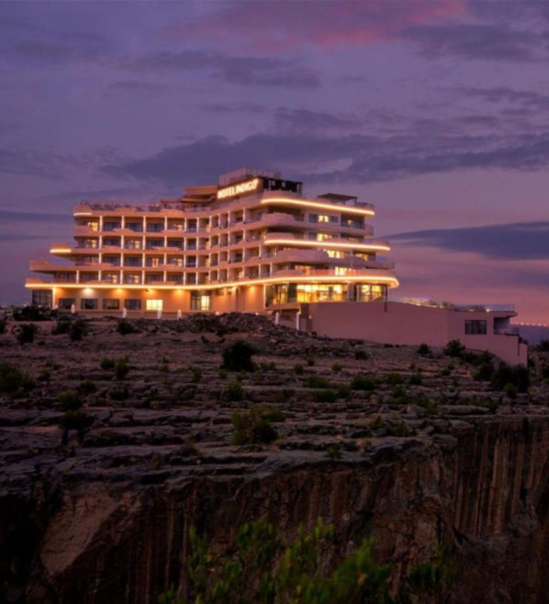 Rondreis Oman, Jebel Akhdar, Indigo, hotel vooraanzicht op de berg