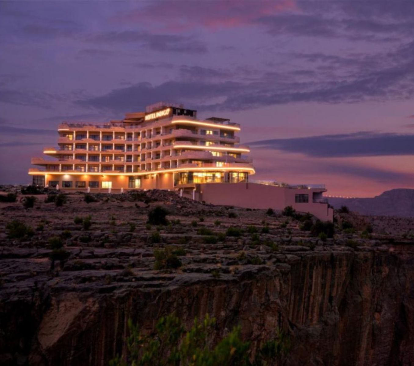 Rondreis Oman, Jebel Akhdar, Indigo, hotel vooraanzicht op de berg