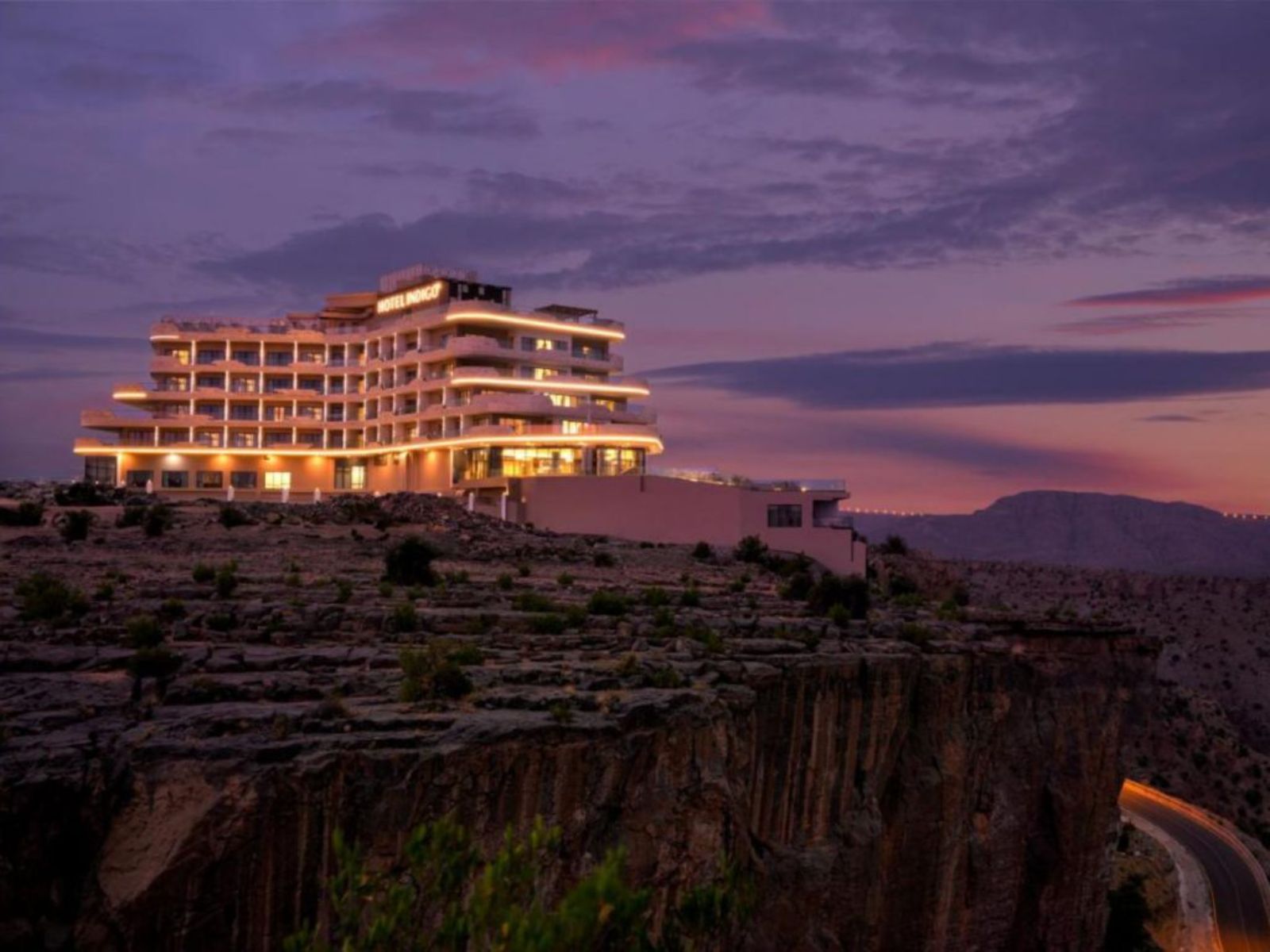 Rondreis Oman, Jebel Akhdar, Indigo, hotel vooraanzicht op de berg