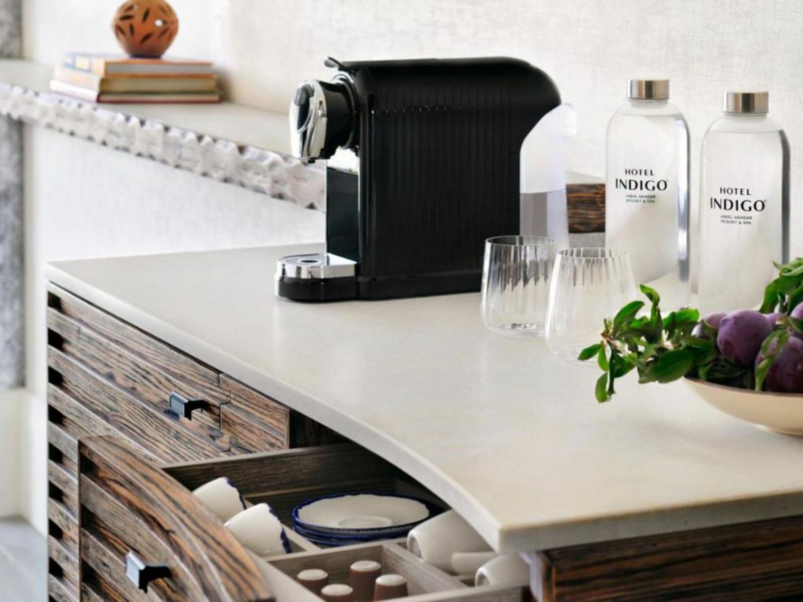 Rondreis Oman, Jebel Akhdar, Indigo, standaard kamer koffie bar en waterflesjes