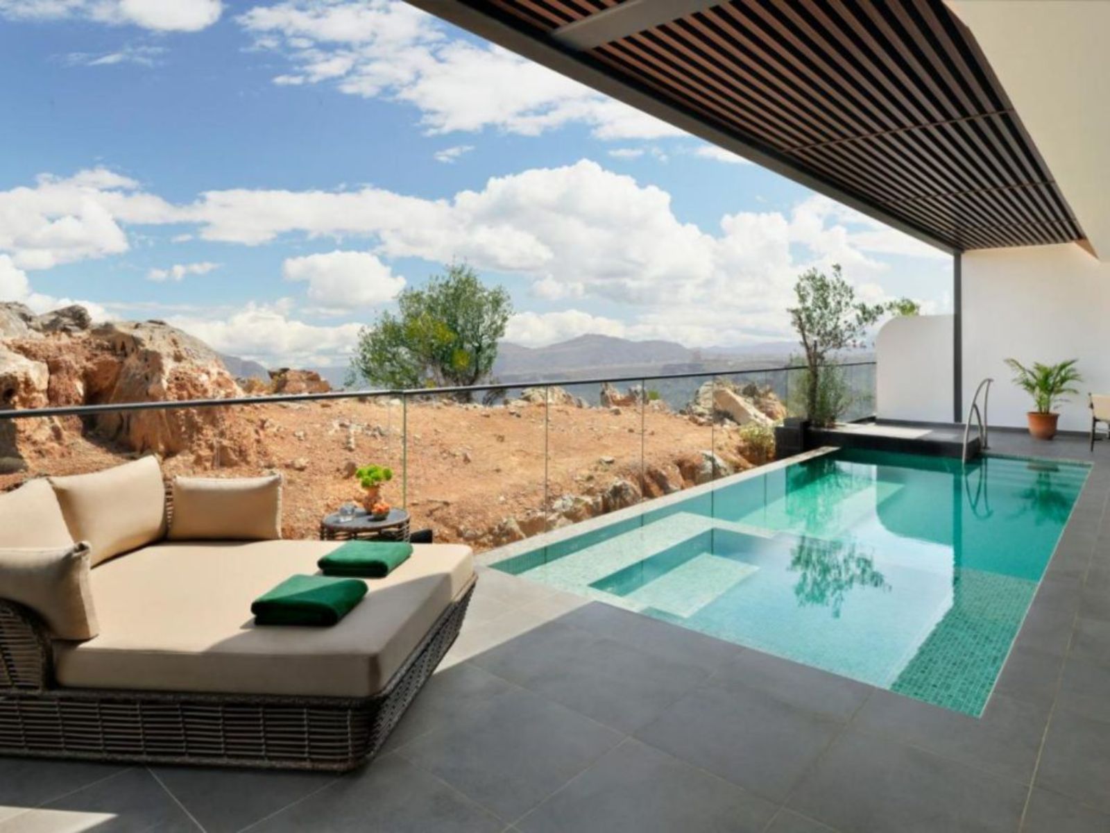 Rondreis Oman, Jebel Akhdar, Indigo, two bedroom suite, balkon met zwembad en zitgedeelte