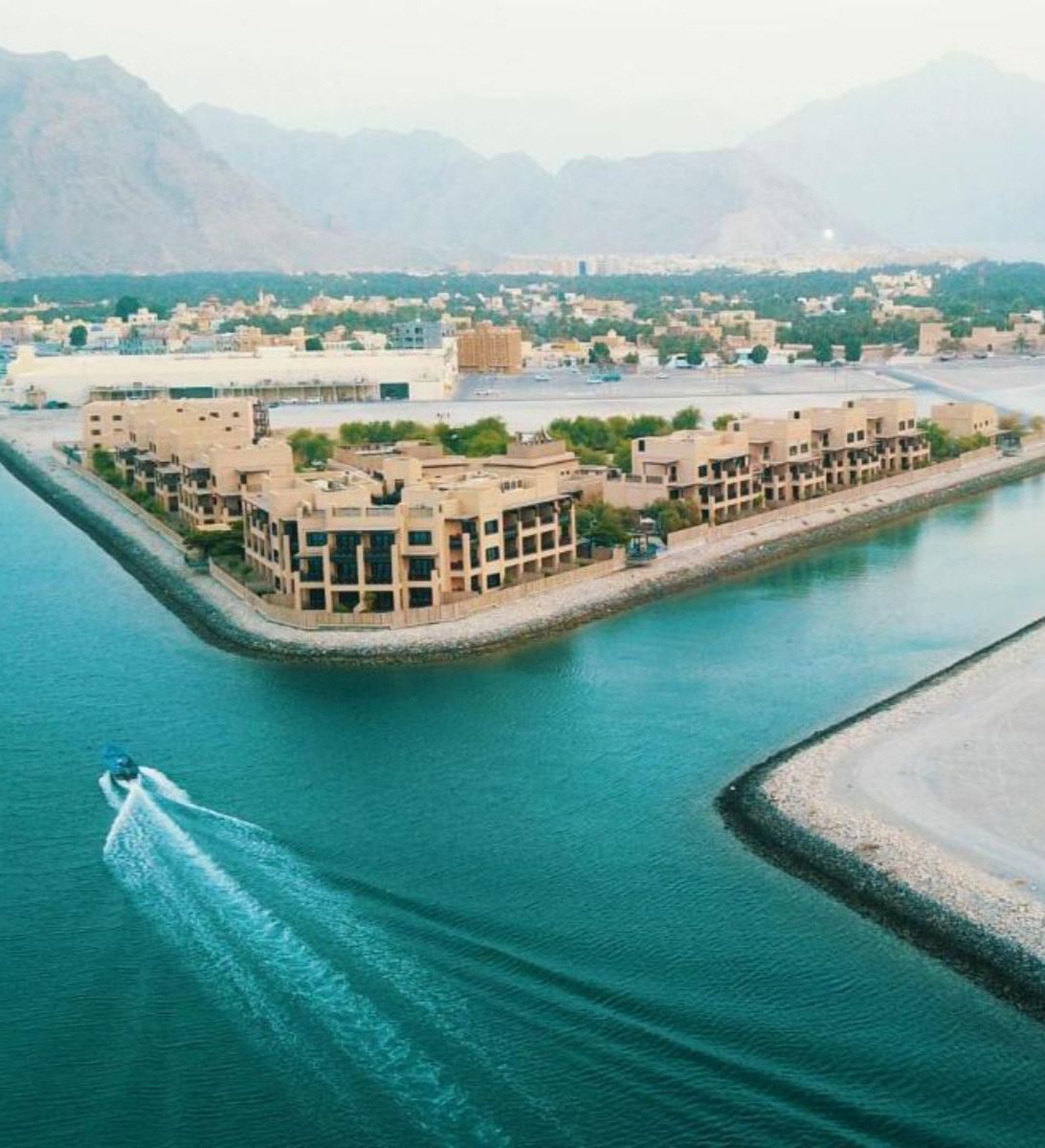 Rondreis Oman, Khasab, Atana Musandam Resort, buitenaanzicht resort