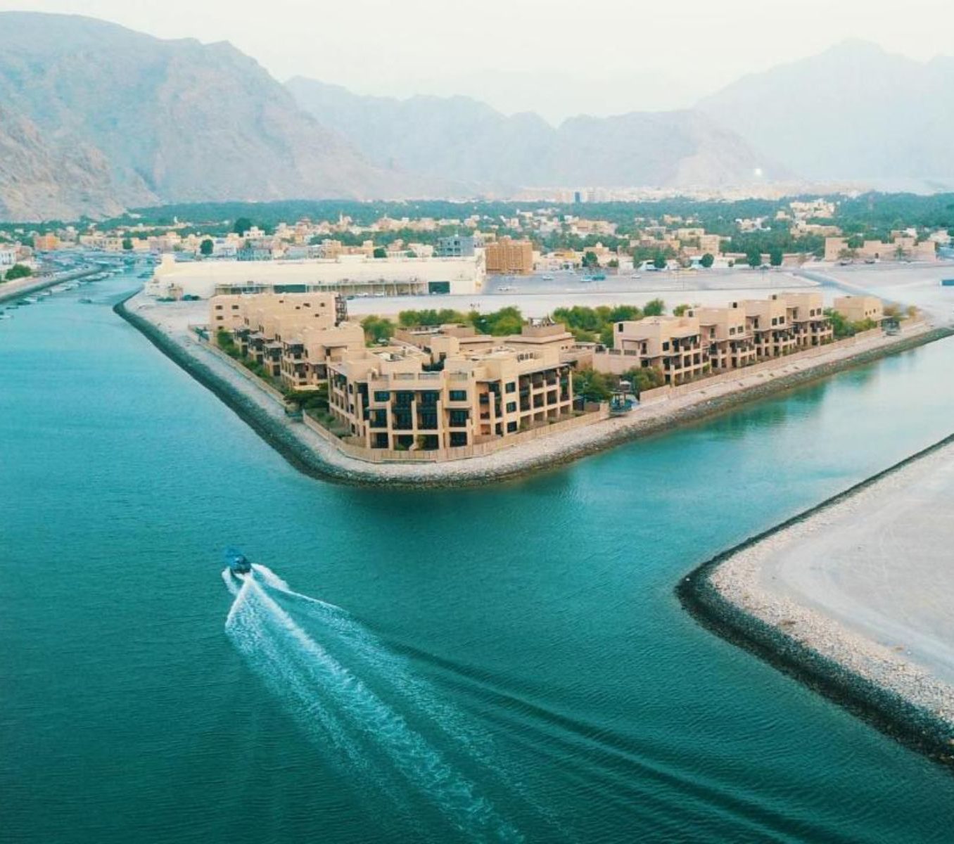 Rondreis Oman, Khasab, Atana Musandam Resort, buitenaanzicht resort