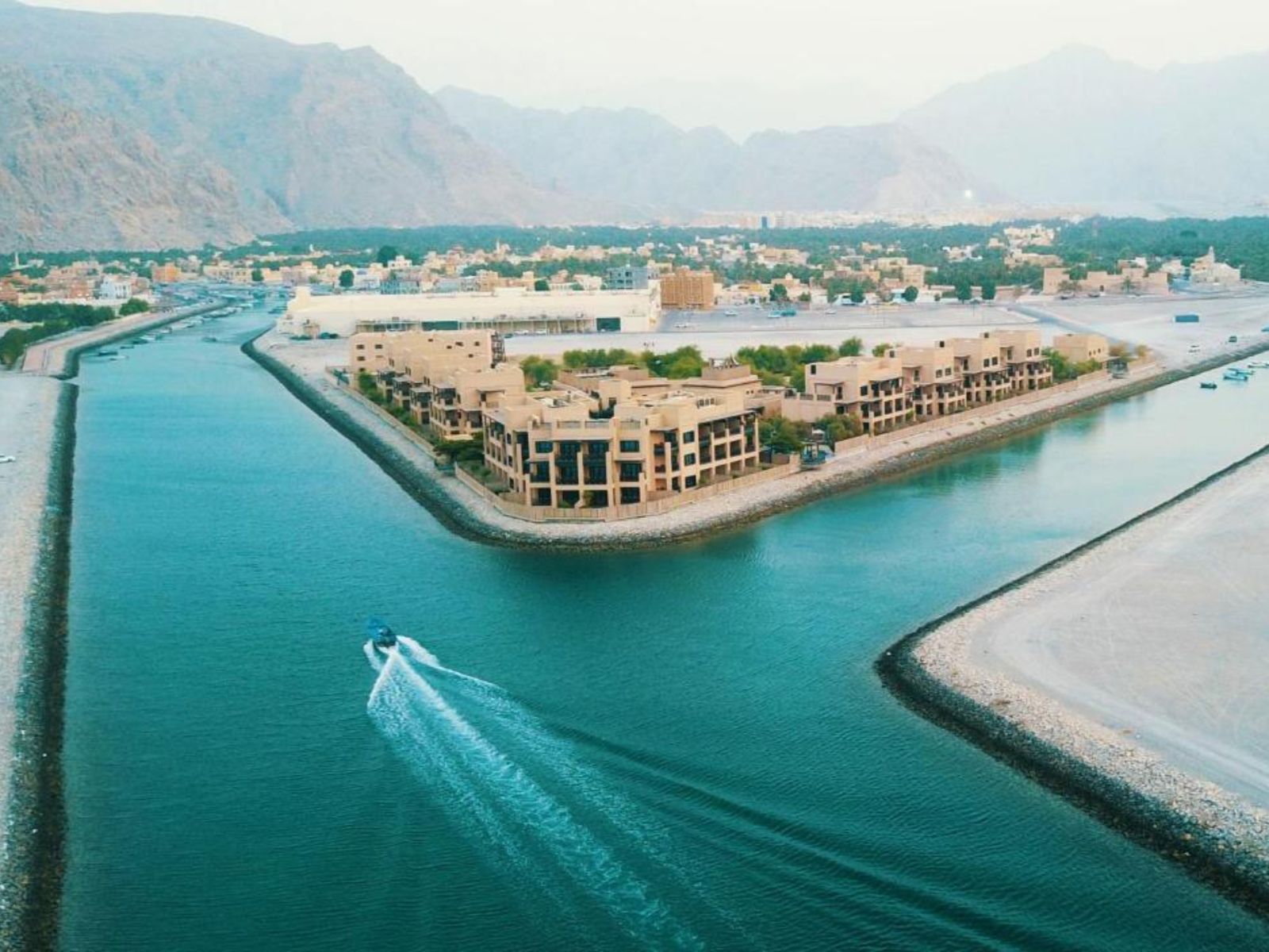 Rondreis Oman, Khasab, Atana Musandam Resort, buitenaanzicht resort