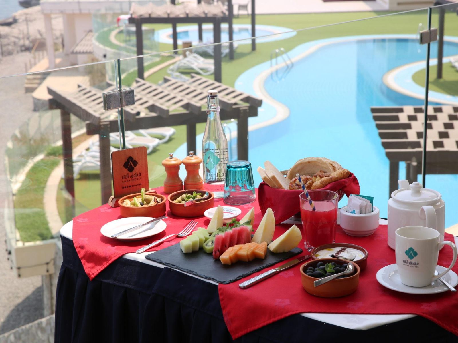 Rondreis Oman, Khasab, Atana Musandam Resort, restaurant met eten op tafel