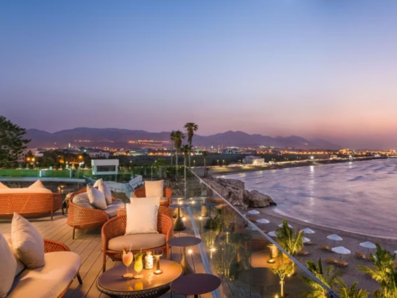 Rondreis Oman, Muscat, Crowne Plaza, bar en lounge