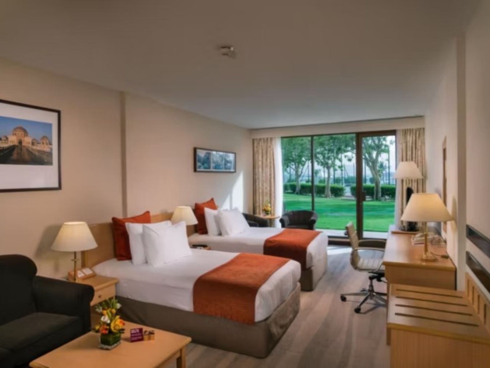 Rondreis Oman, Muscat, Crowne Plaza, kamer met twin beds