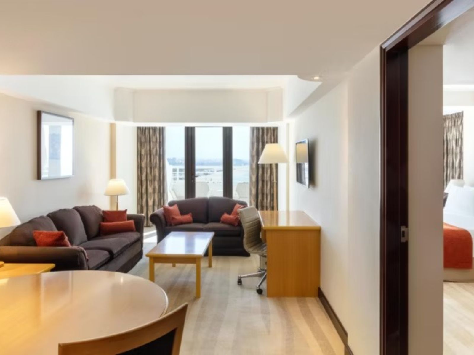 Rondreis Oman, Muscat, Crowne Plaza, woonkamer aangrenzend aan hotelkamer