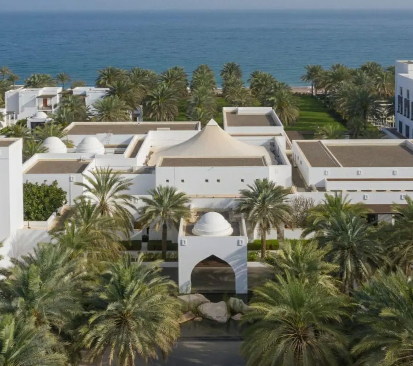 Rondreis Oman, Muscat, The Chedi, buitenaanzicht hotel