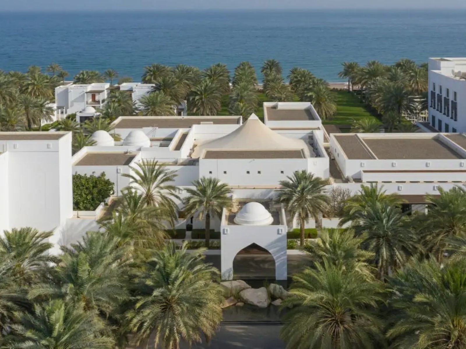 Rondreis Oman, Muscat, The Chedi, buitenaanzicht hotel