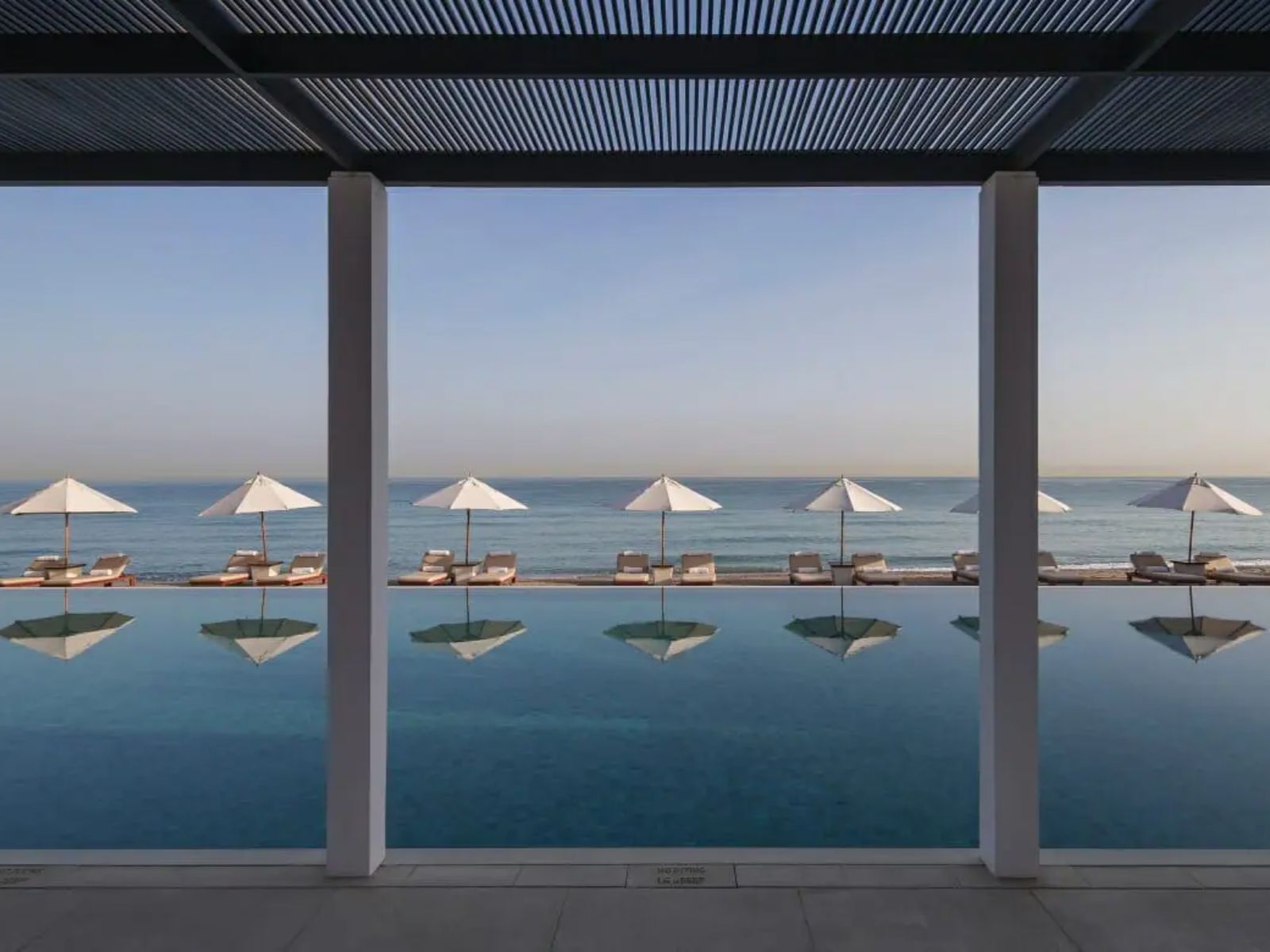Rondreis Oman, Muscat, The Chedi, zwembad met uitzicht