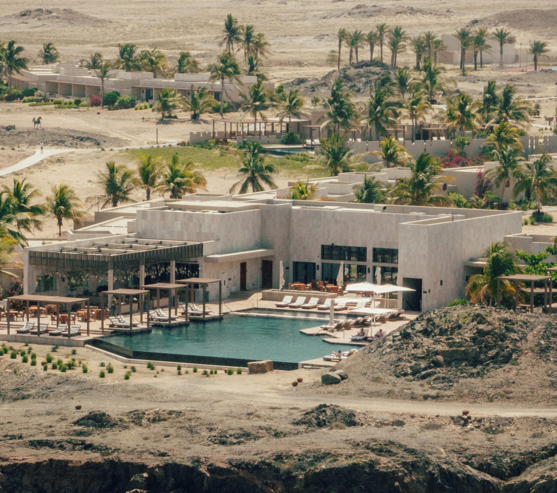 Rondreis Oman, Salalah, Alila Hinu Bay Beach Resort, hotel buitenaanzicht