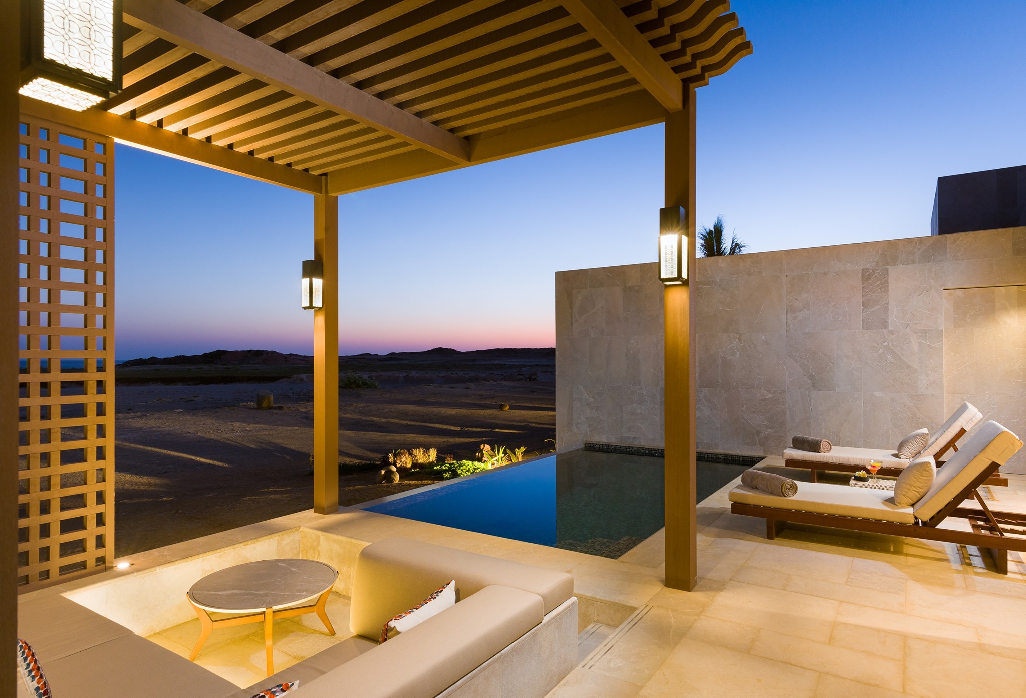 Rondreis Oman, Salalah, Alila Hinu Bay Beach Resort, hotelkamer zwembad met zitgedeelte met uitzicht