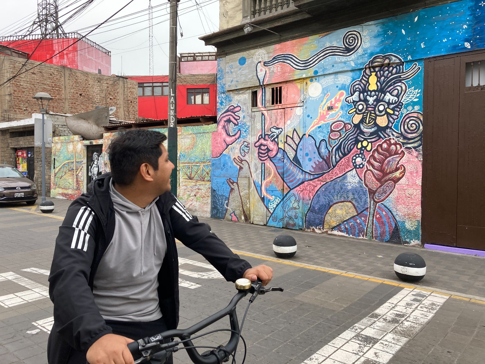 Rondreis Peru, Lima, Costa Verde, Fietstour, gids met muurschildering achtergrond
