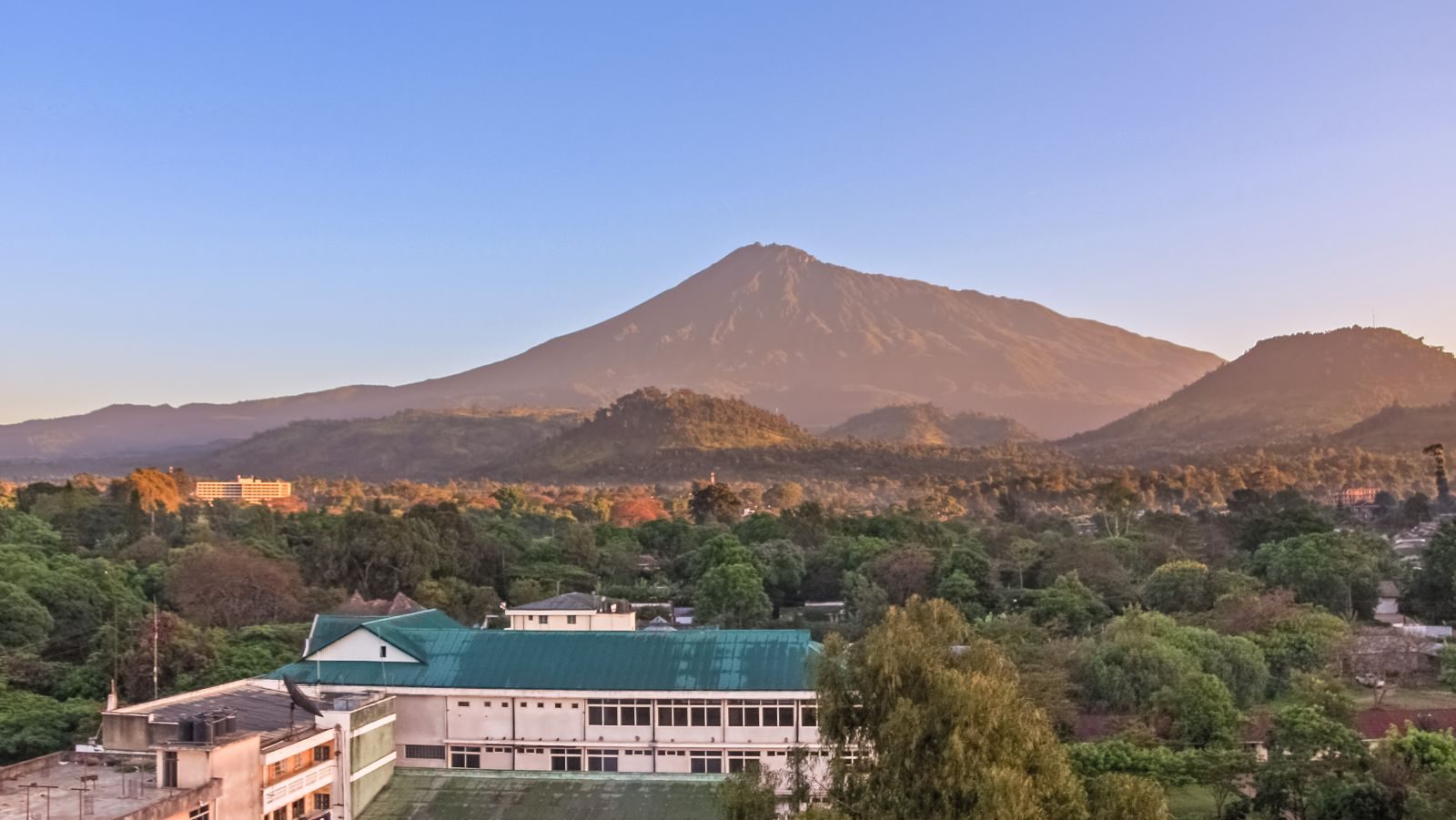 Rondreis Tanzania, Arusha, de stad met zonsopkomst boven Mount Meru