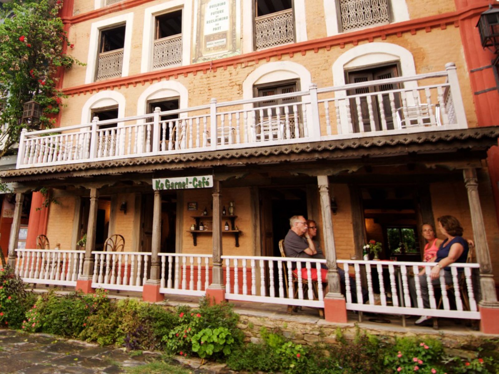 rondreis nepal, bandipur, old inn, buitenaanzicht balkon