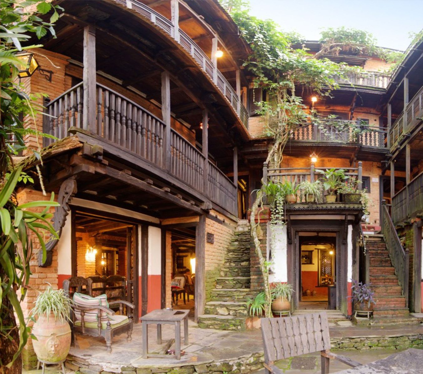 rondreis nepal, bandipur, old inn, buitenaanzicht patio