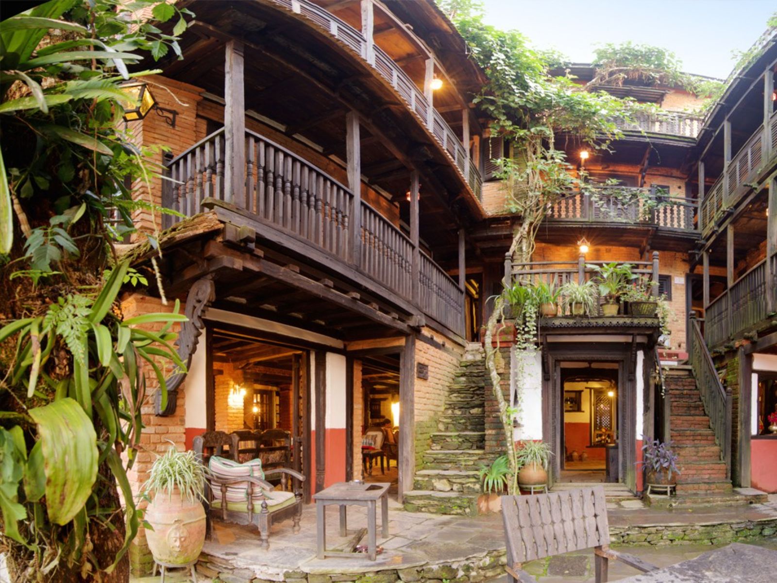 rondreis nepal, bandipur, old inn, buitenaanzicht patio