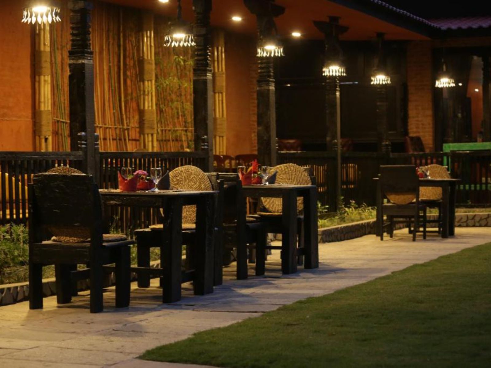 rondreis nepal, bhaktapur, hotel heritage, buiten tafels en stoelen