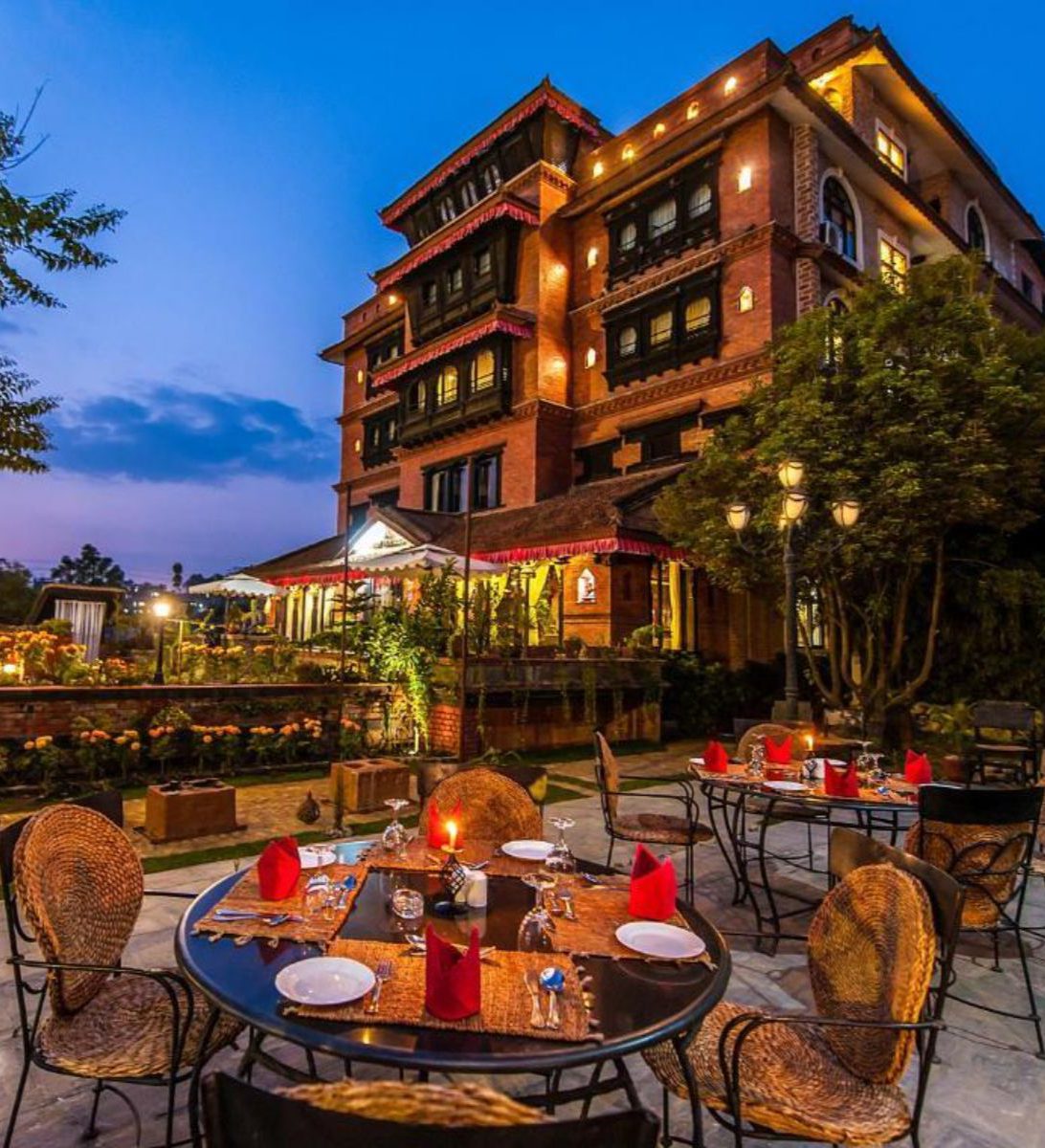 rondreis nepal, bhaktapur, hotel heritage, buitenaanzicht avond