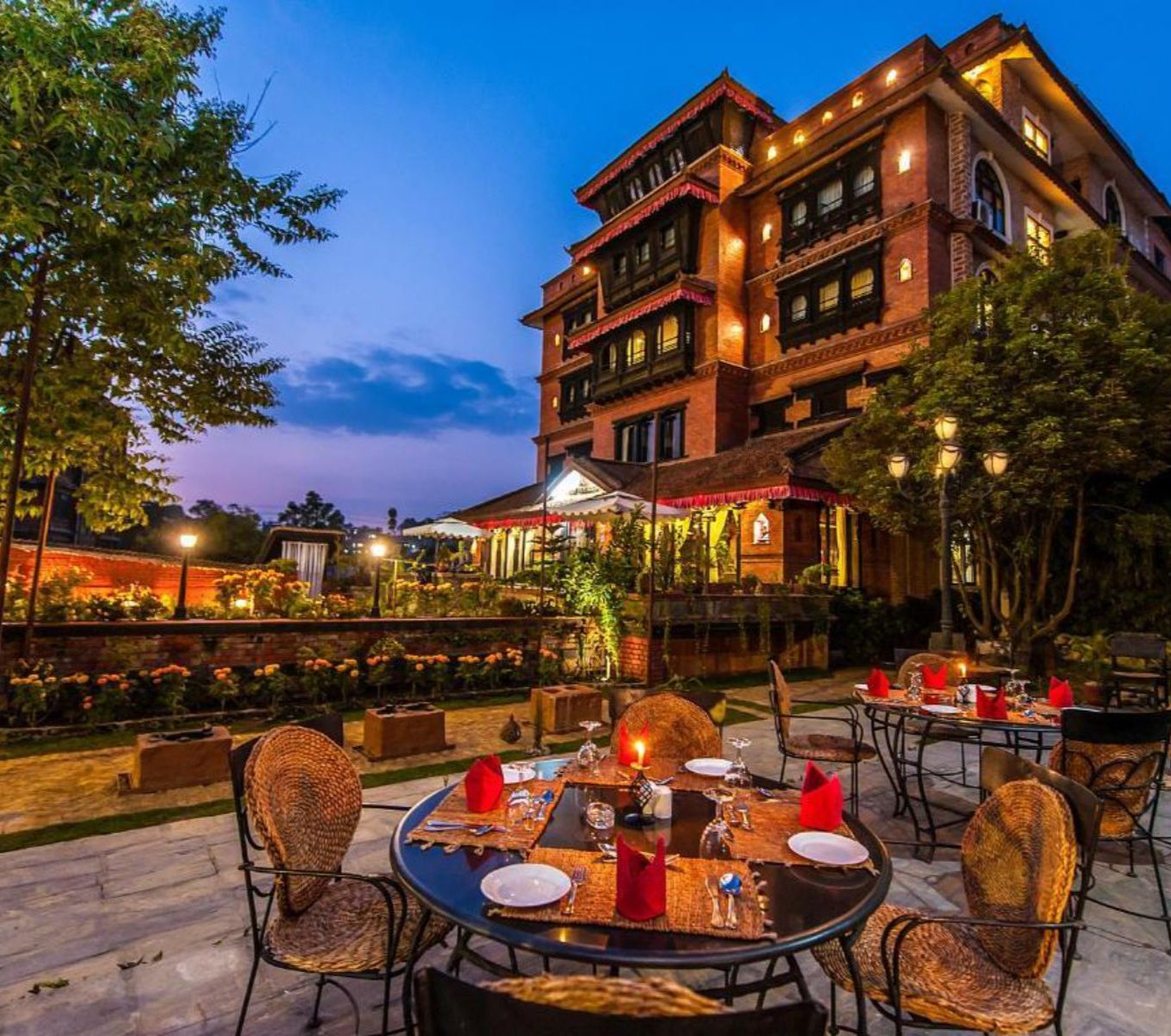 rondreis nepal, bhaktapur, hotel heritage, buitenaanzicht avond