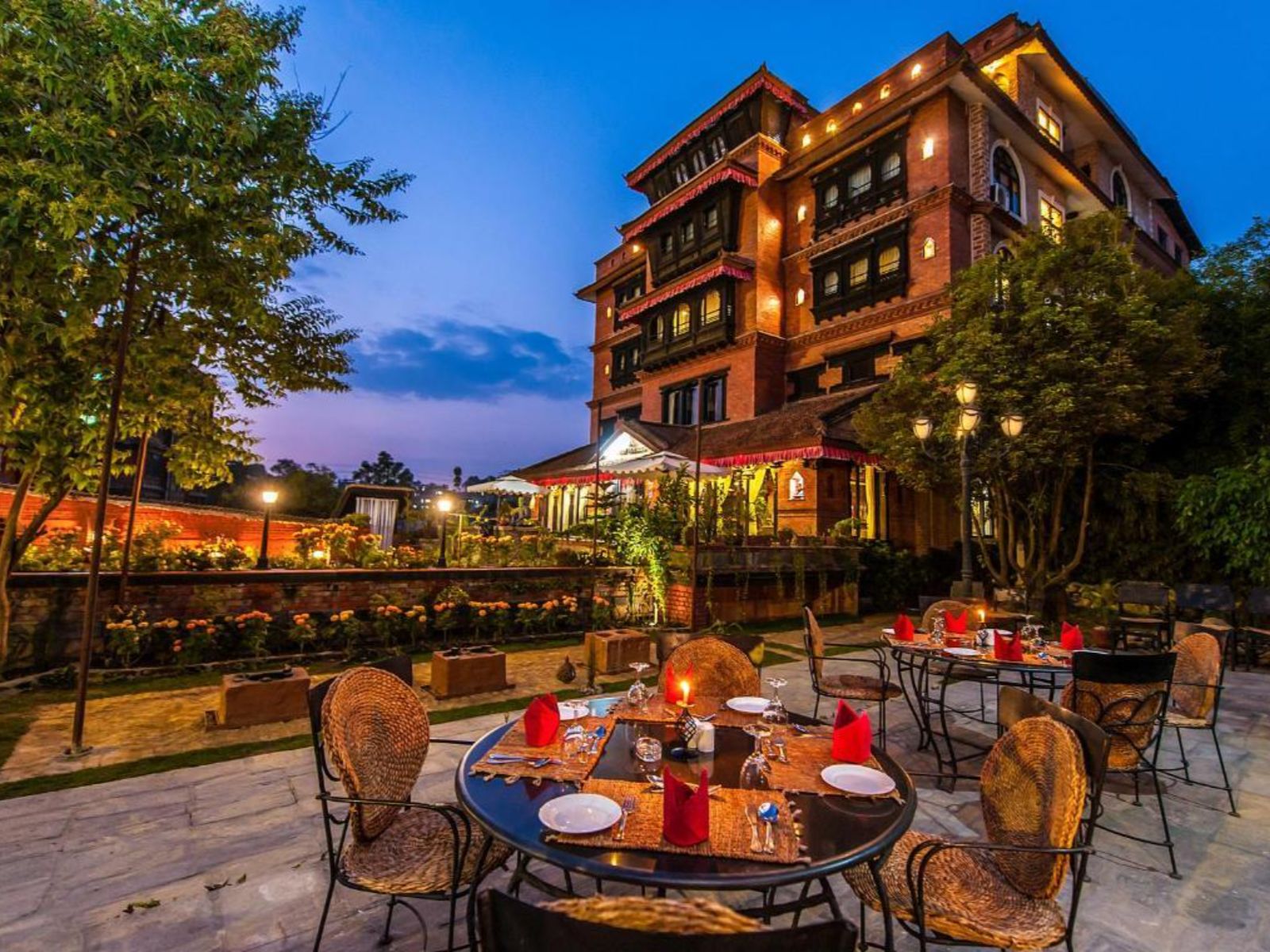 rondreis nepal, bhaktapur, hotel heritage, buitenaanzicht avond