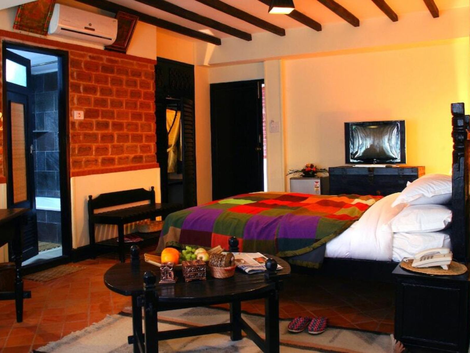 rondreis nepal, bhaktapur, hotel heritage, kamer met bed