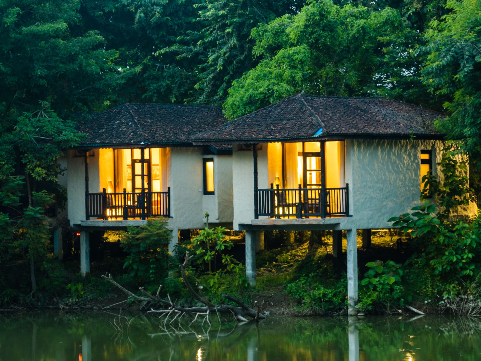 rondreis nepal, chitwan nationaal park, banbas resort, jungle lodge op palen