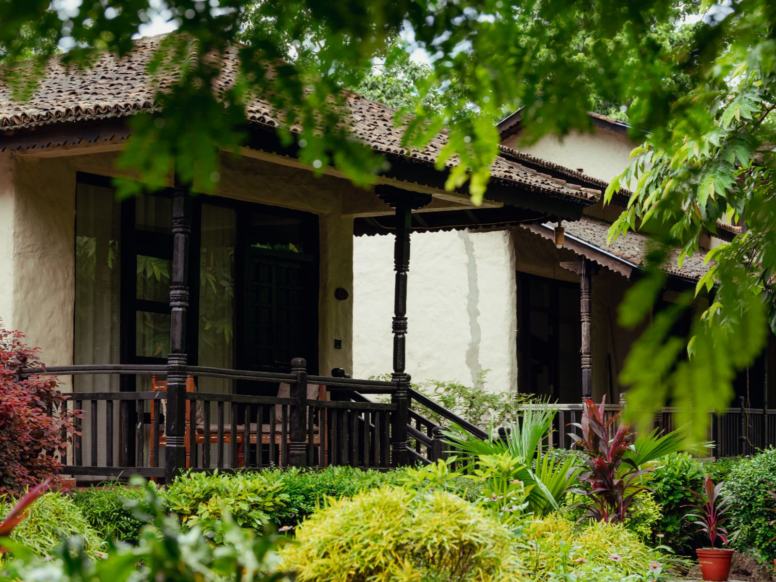 rondreis nepal, chitwan nationaal park, banbas resort, lodge met balkon