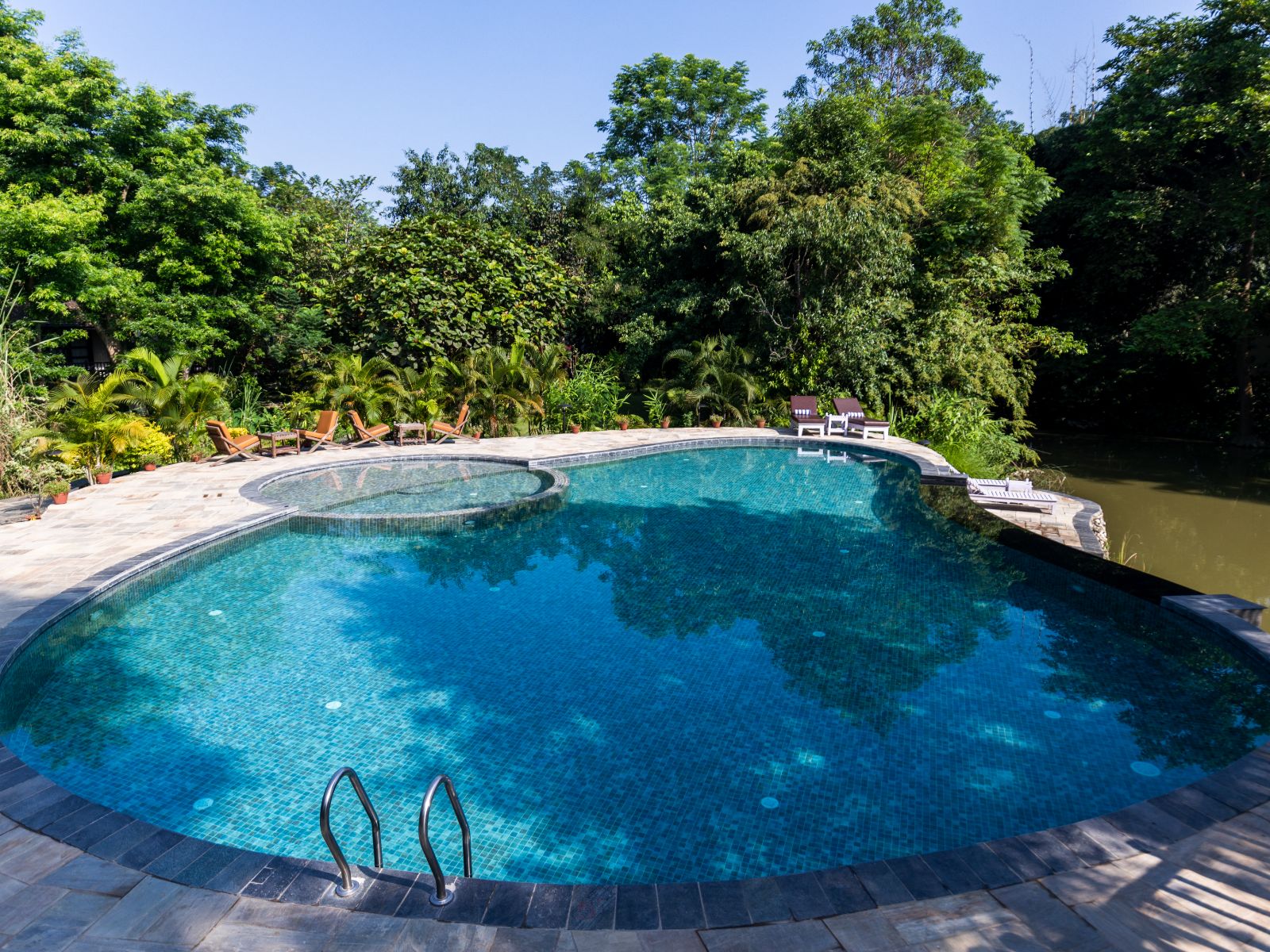 rondreis nepal, chitwan nationaal park, banbas resort, zwembad