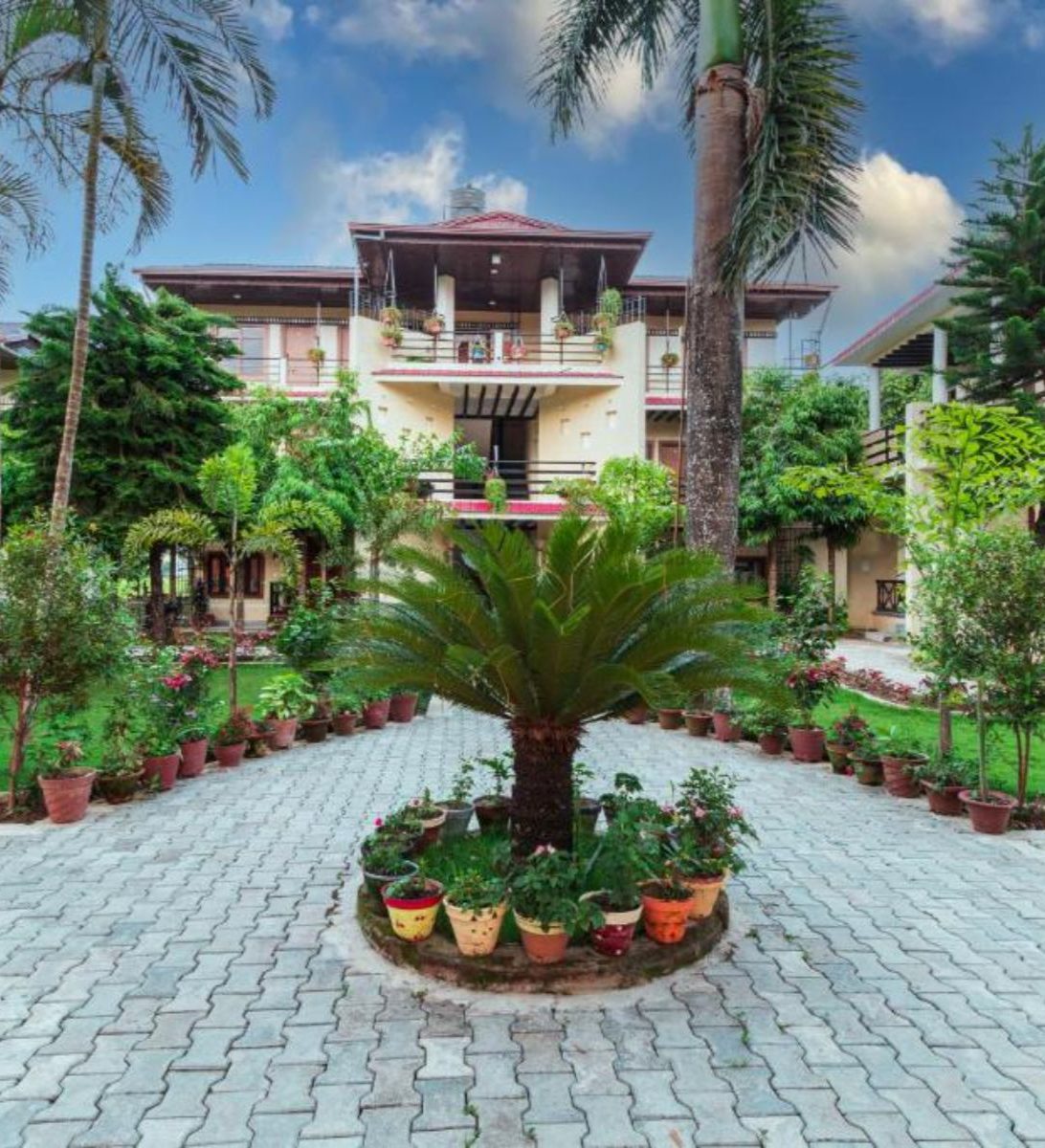 rondreis nepal, chitwan nationaal park, royal tiger luxury resort, buitenaanzicht