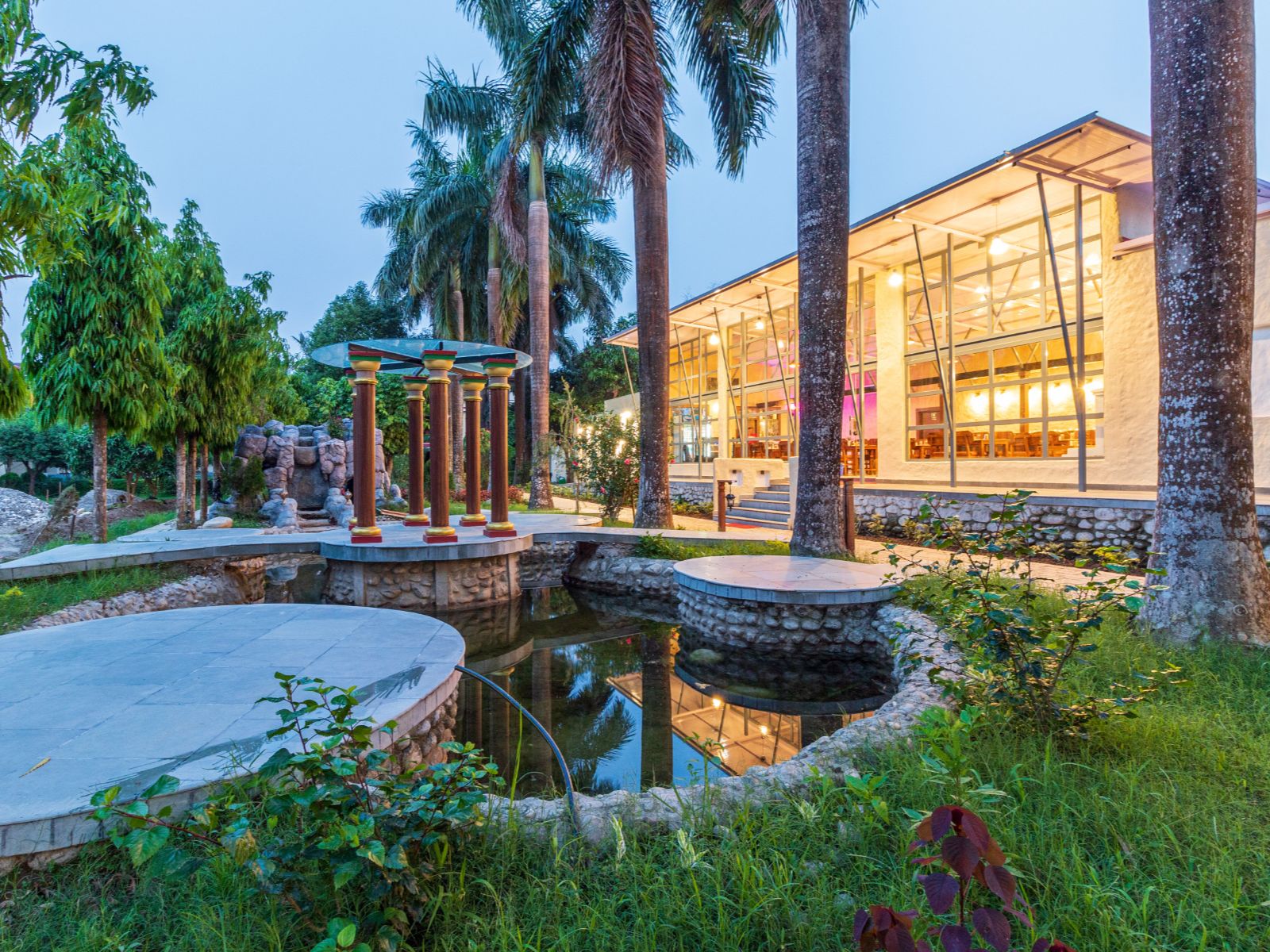 rondreis nepal, chitwan nationaal park, royal tiger luxury resort, buitenaanzicht in de avond
