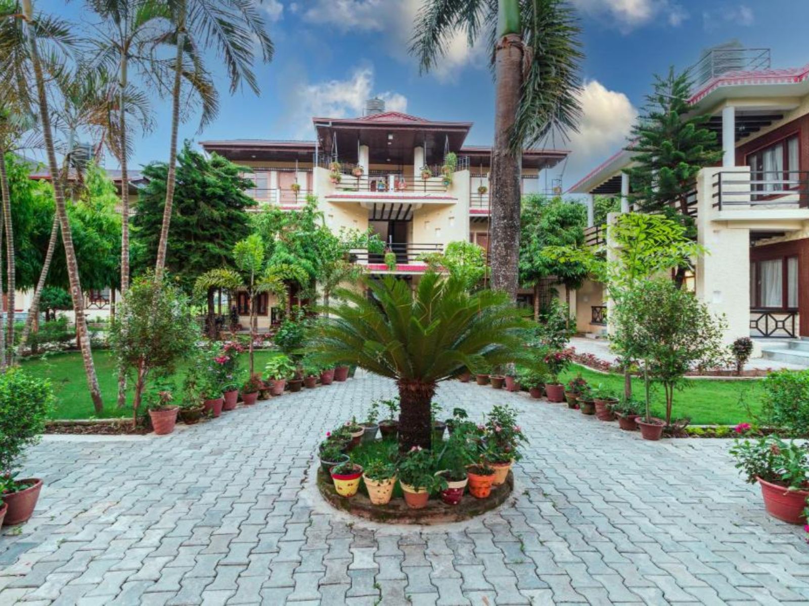 rondreis nepal, chitwan nationaal park, royal tiger luxury resort, buitenaanzicht