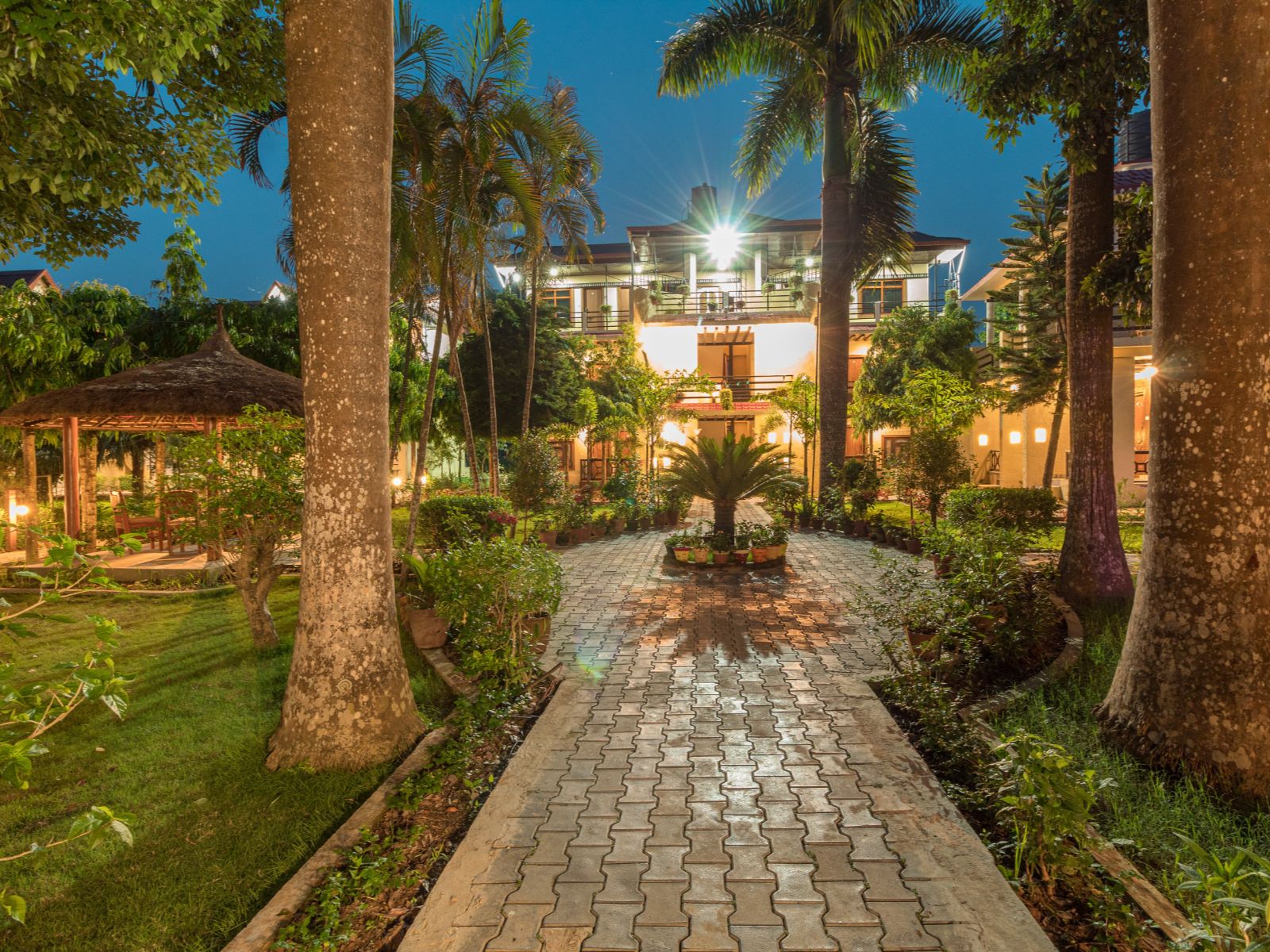 rondreis nepal, chitwan nationaal park, royal tiger luxury resort, tuin verlicht