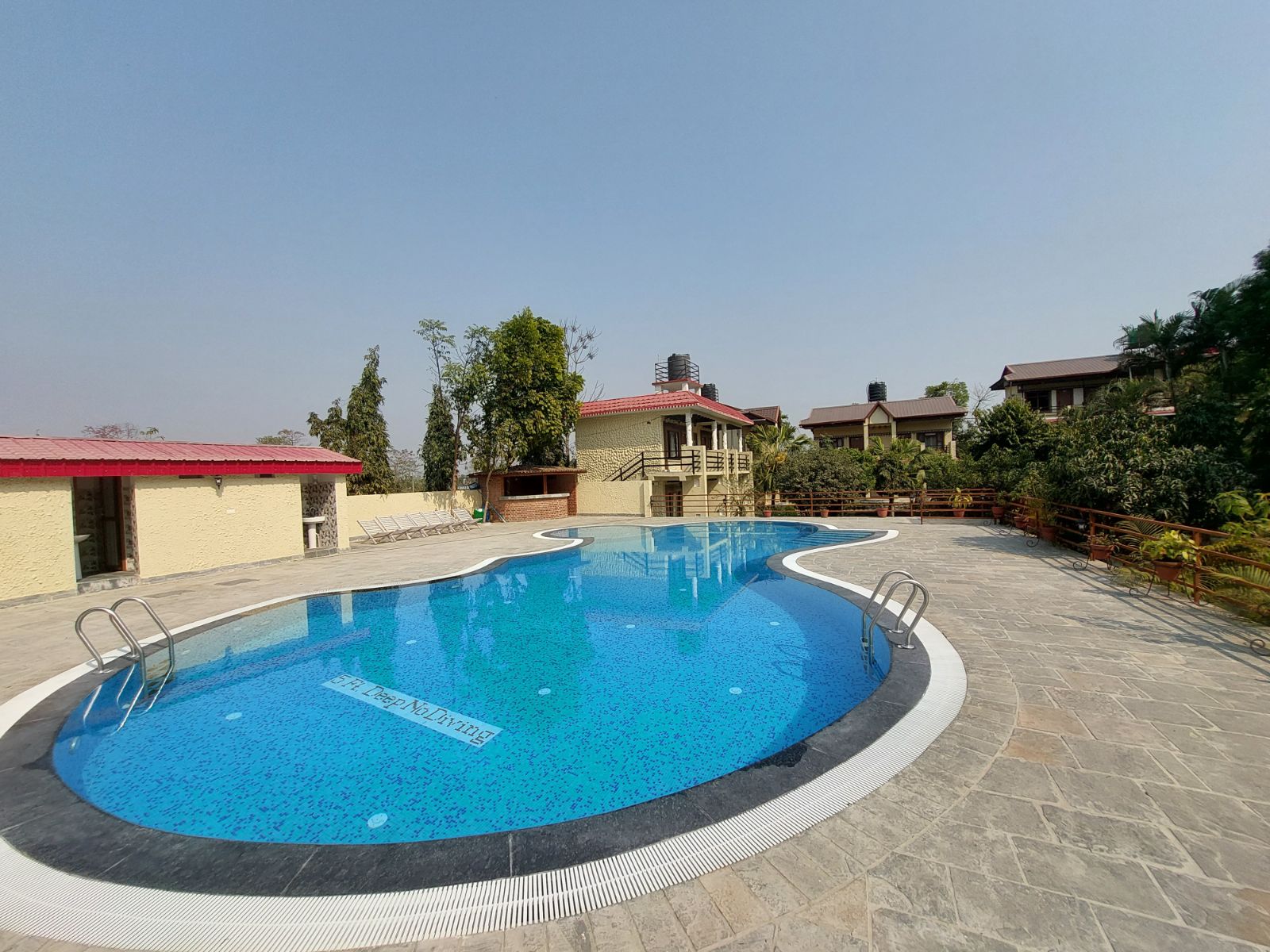 rondreis nepal, chitwan nationaal park, royal tiger luxury resort, zwembad