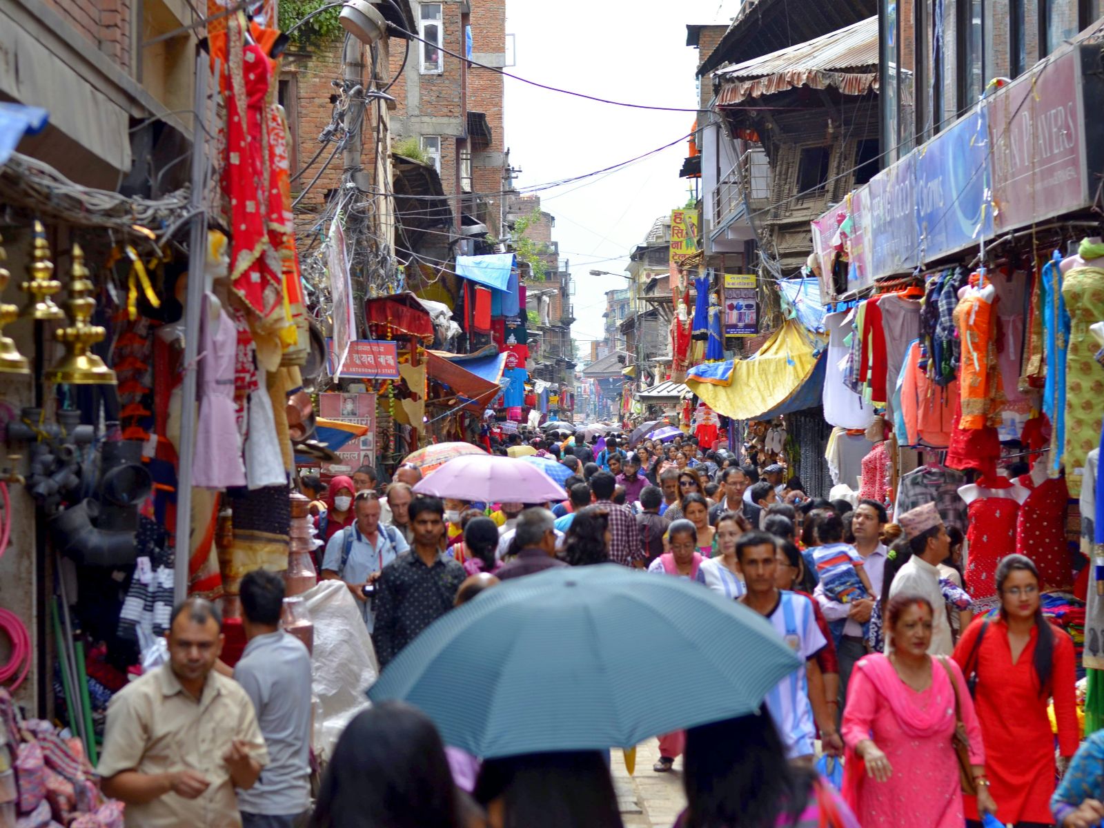 rondreis nepal, kathmandu, drukte in de winkelstraat 1