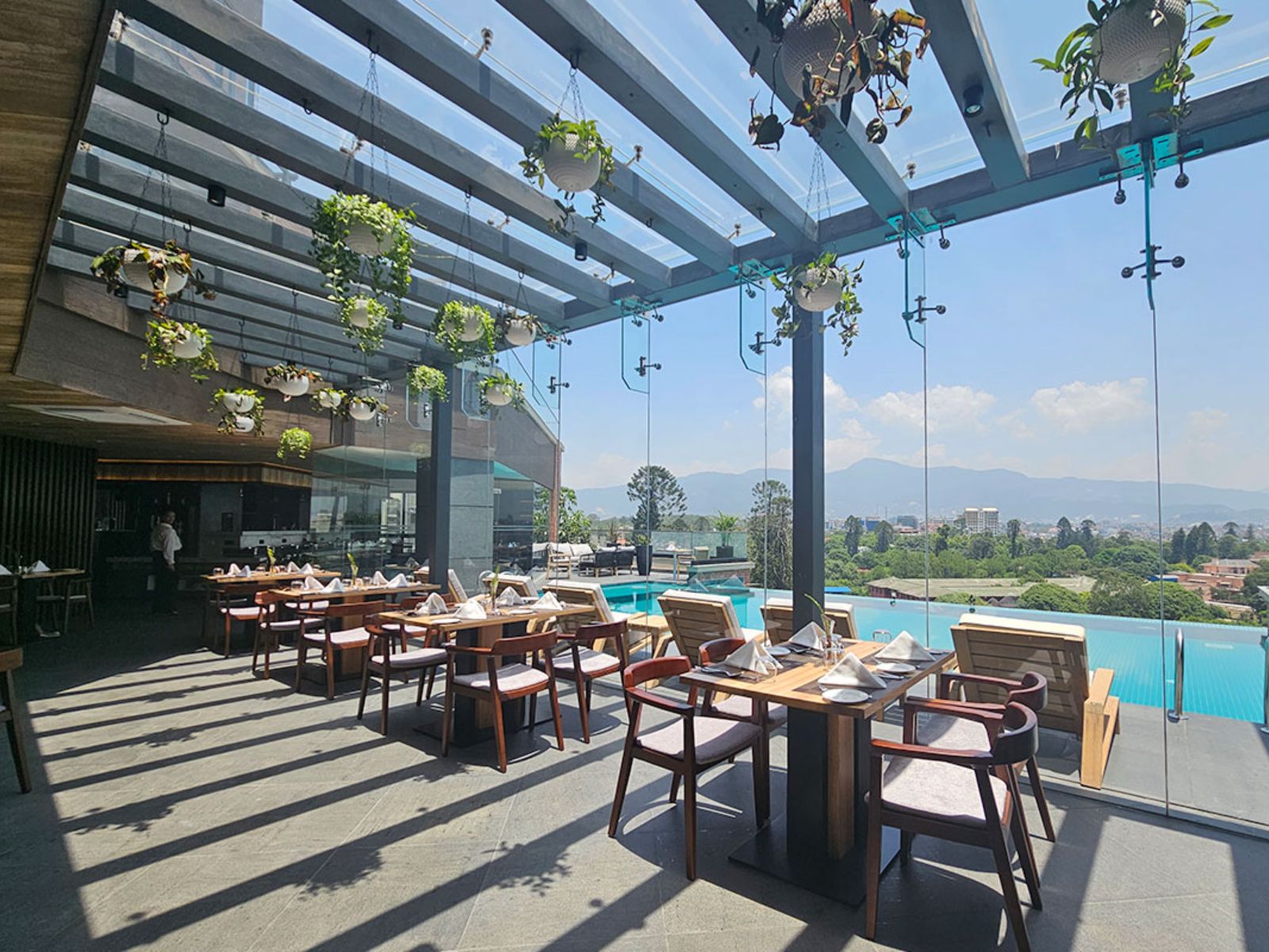 rondreis nepal, kathmandu, hotel barahi, buiten zitgedeelte bij zwembad