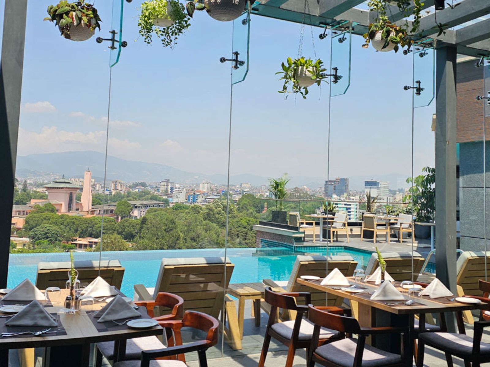 rondreis nepal, kathmandu, hotel barahi, zwembad buiten