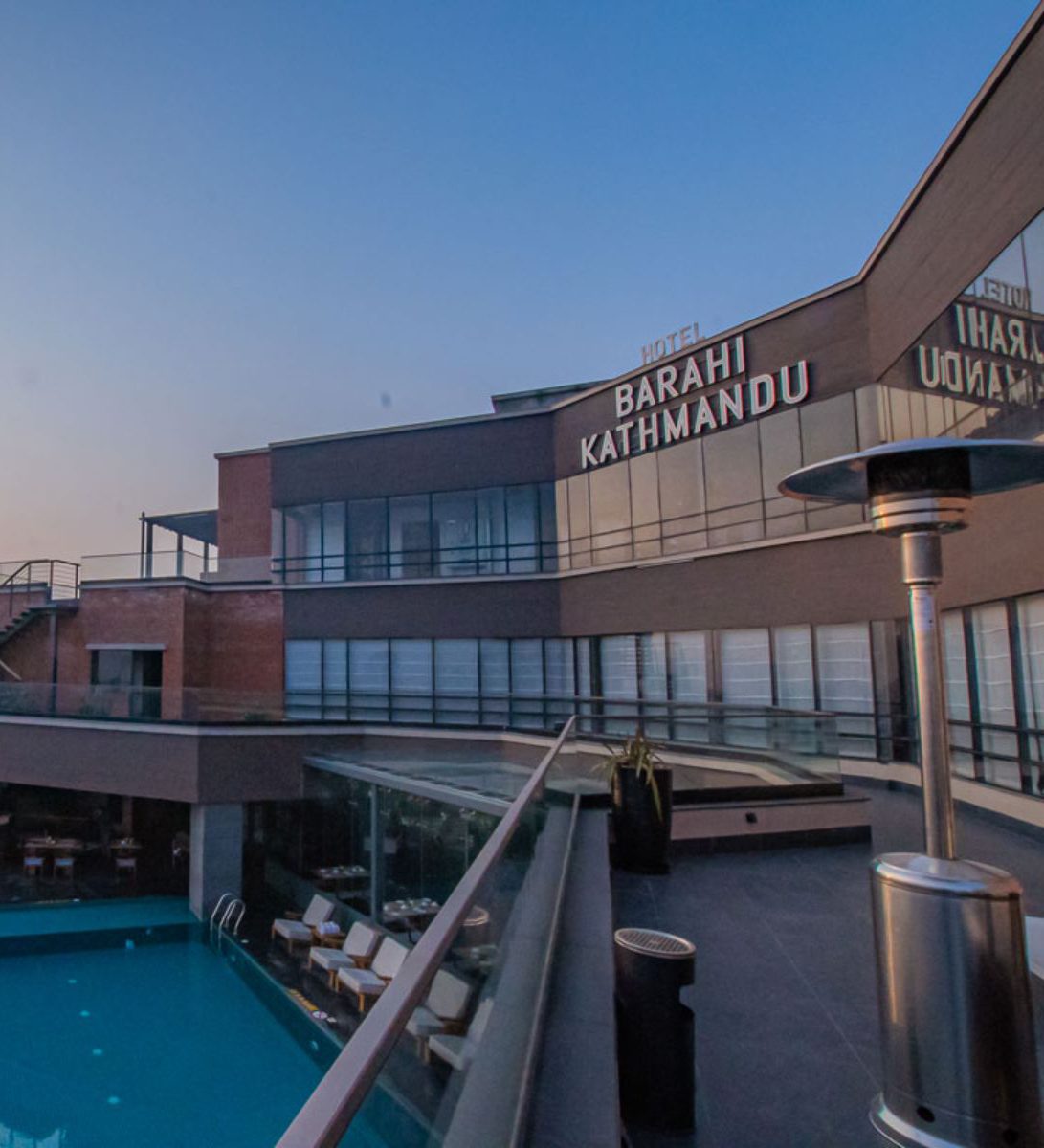 rondreis nepal, kathmandu, hotel barahi, zwembad overzicht