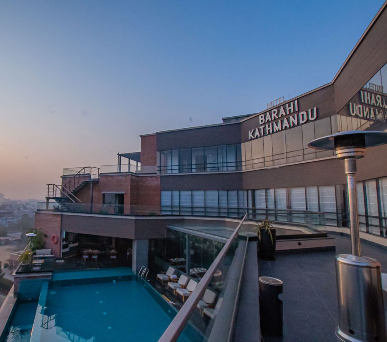 rondreis nepal, kathmandu, hotel barahi, zwembad overzicht